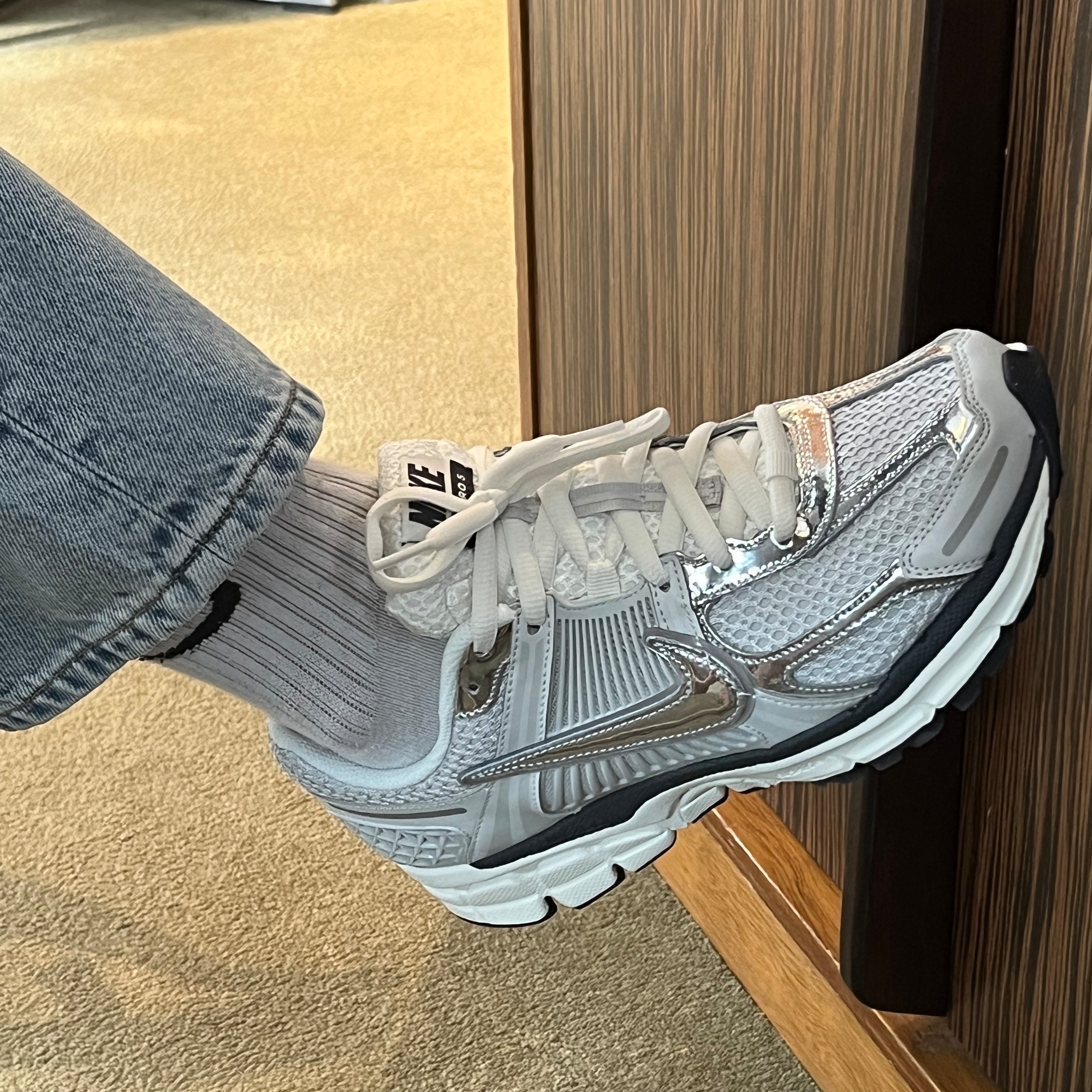 (W) Nike Zoom Vomero 5 Photon Dust and Metallic Silver 착용 스타일