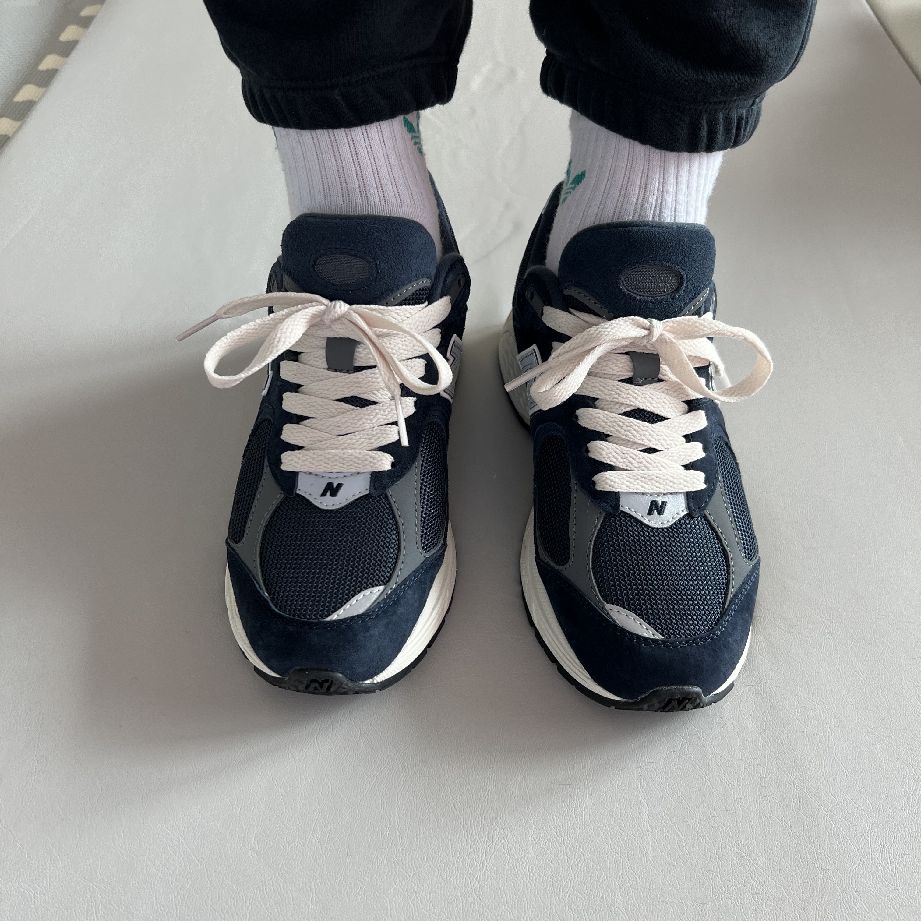 New Balance 2002R Eclipse Castlerock 착용 스타일