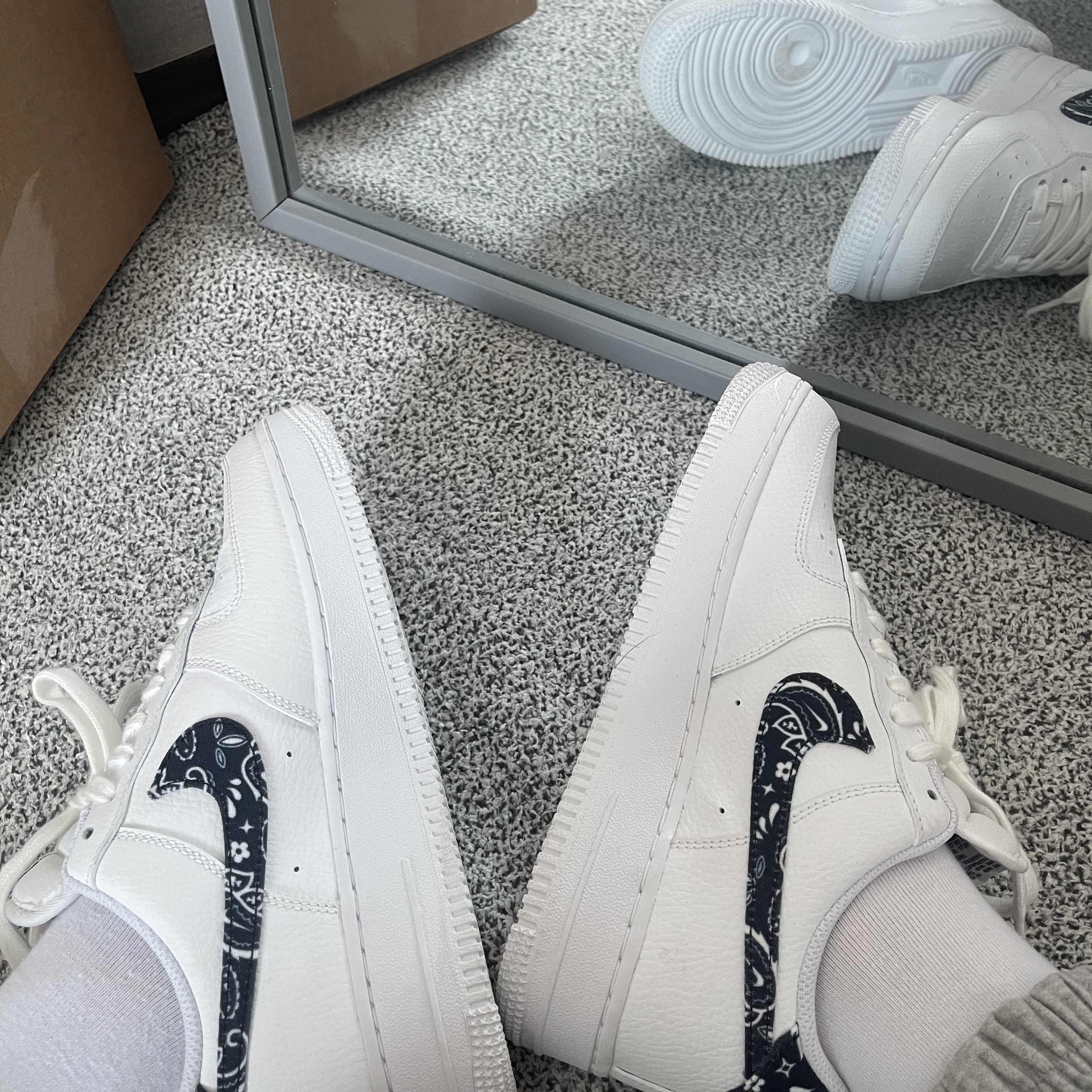 (W) Nike Air Force 1 '07 Essential Paisley Swoosh White Black 착용 스타일