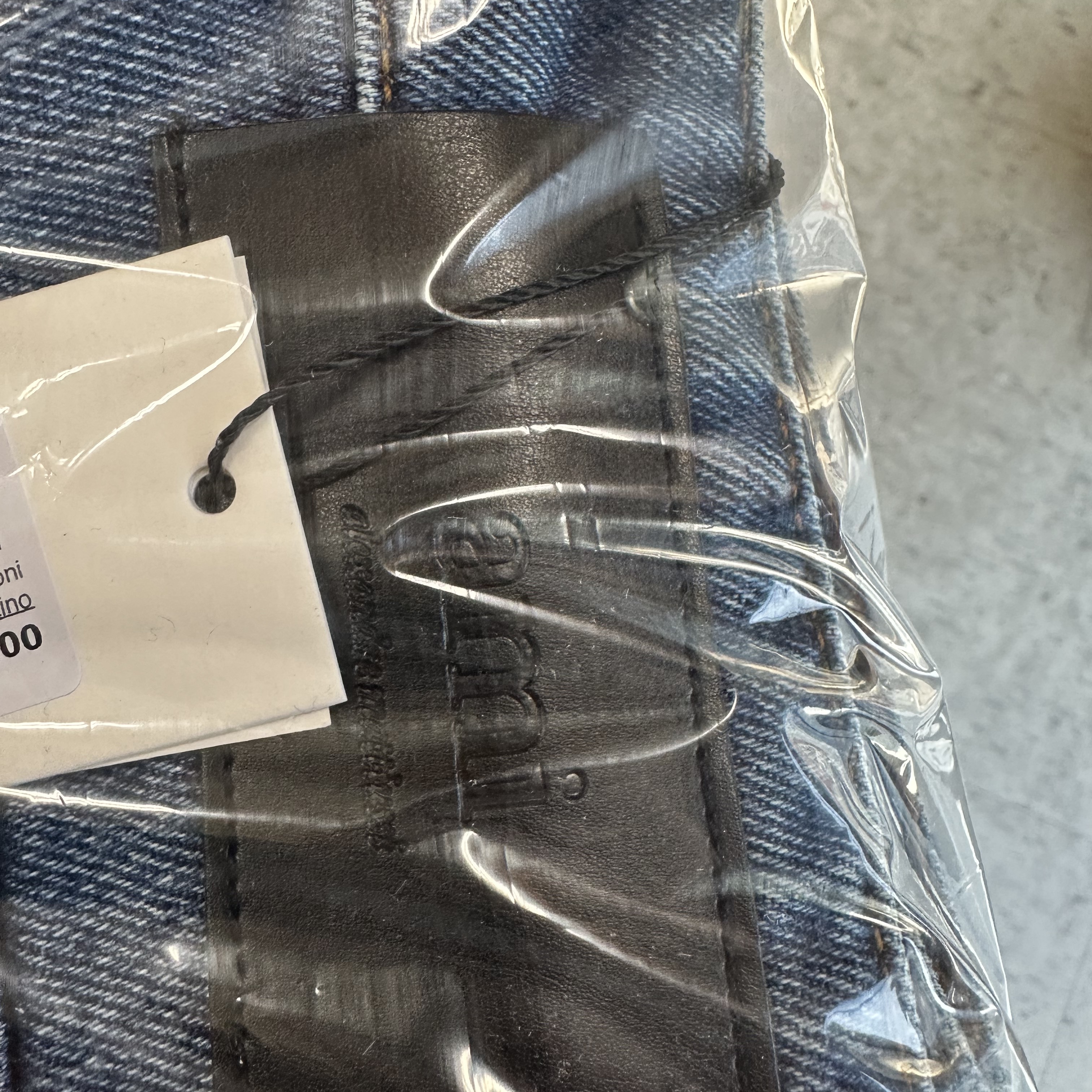 AMI Leather Patch Washed Indigo Tapered Fit Denim Jeans Used Blue 착용 스타일 - 1