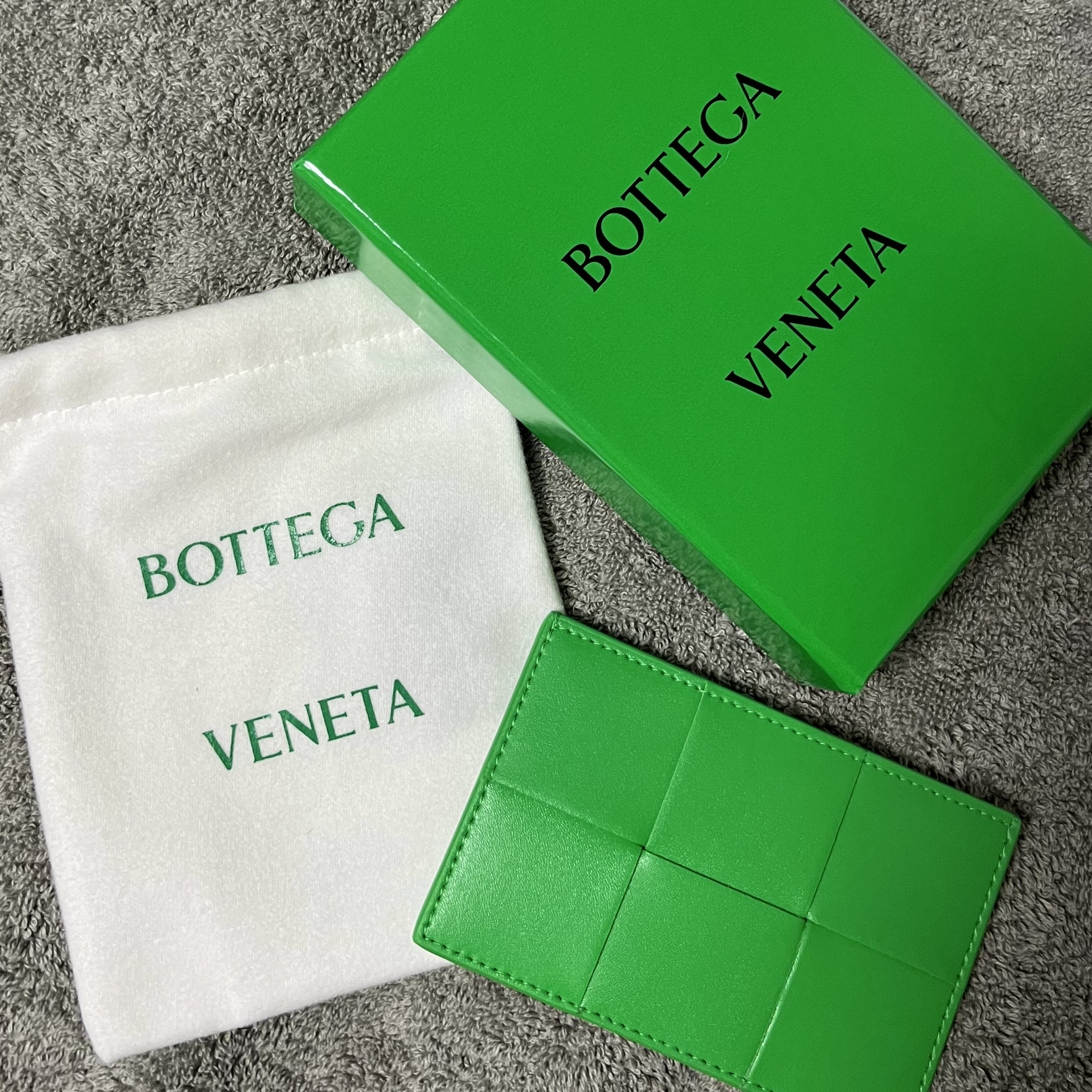 Bottega Veneta Credit Card Case Calfskin Parakeet 착용 스타일