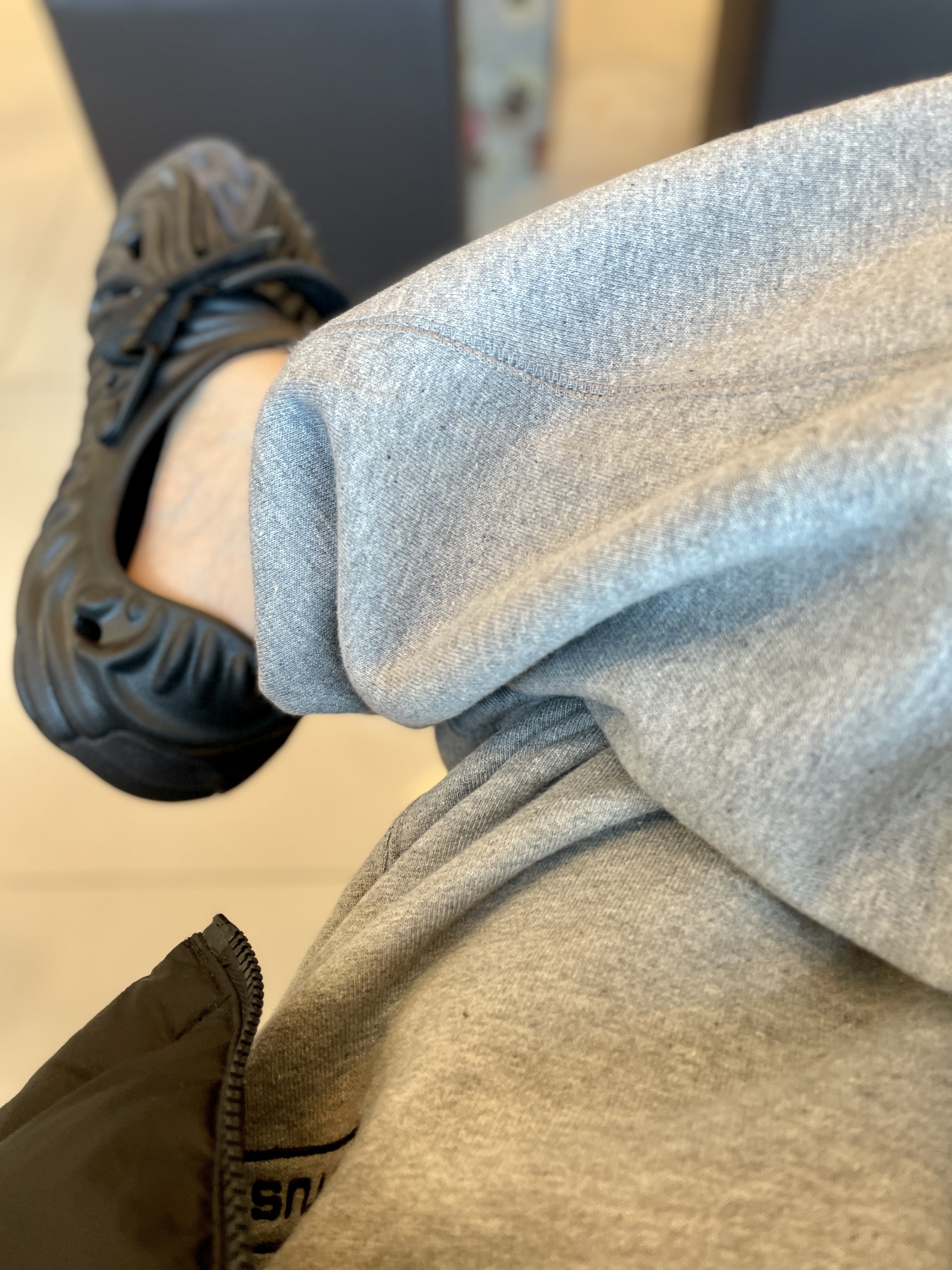 Crocs x Salehe Bembury Pollex Clog Sasquatch, Nike x Stussy NRG RA Fleece Pants Dark Grey Heather (DJ9490-063) 착용 스타일
