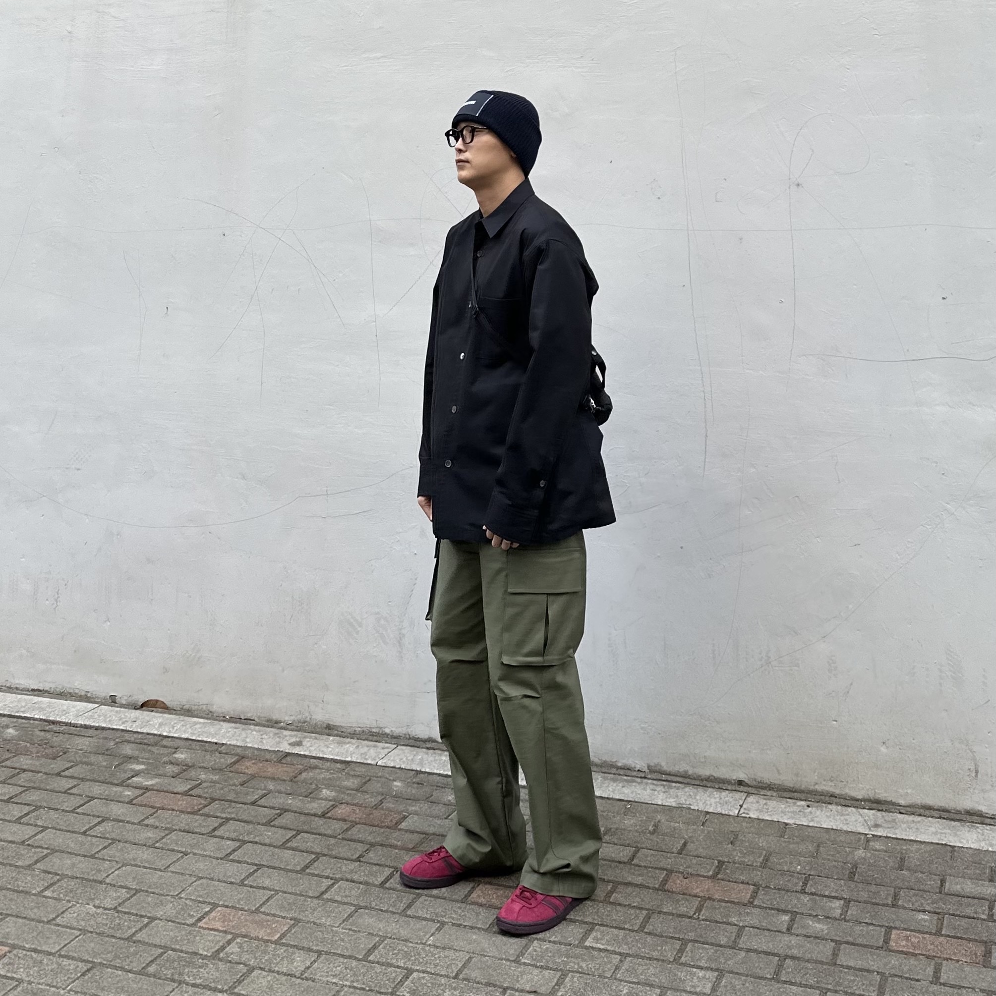 Adidas Tobacco Gruen Collegiate Burgundy, Jacquemus Le bonnet Ribbed Beanie Navy 착용 스타일