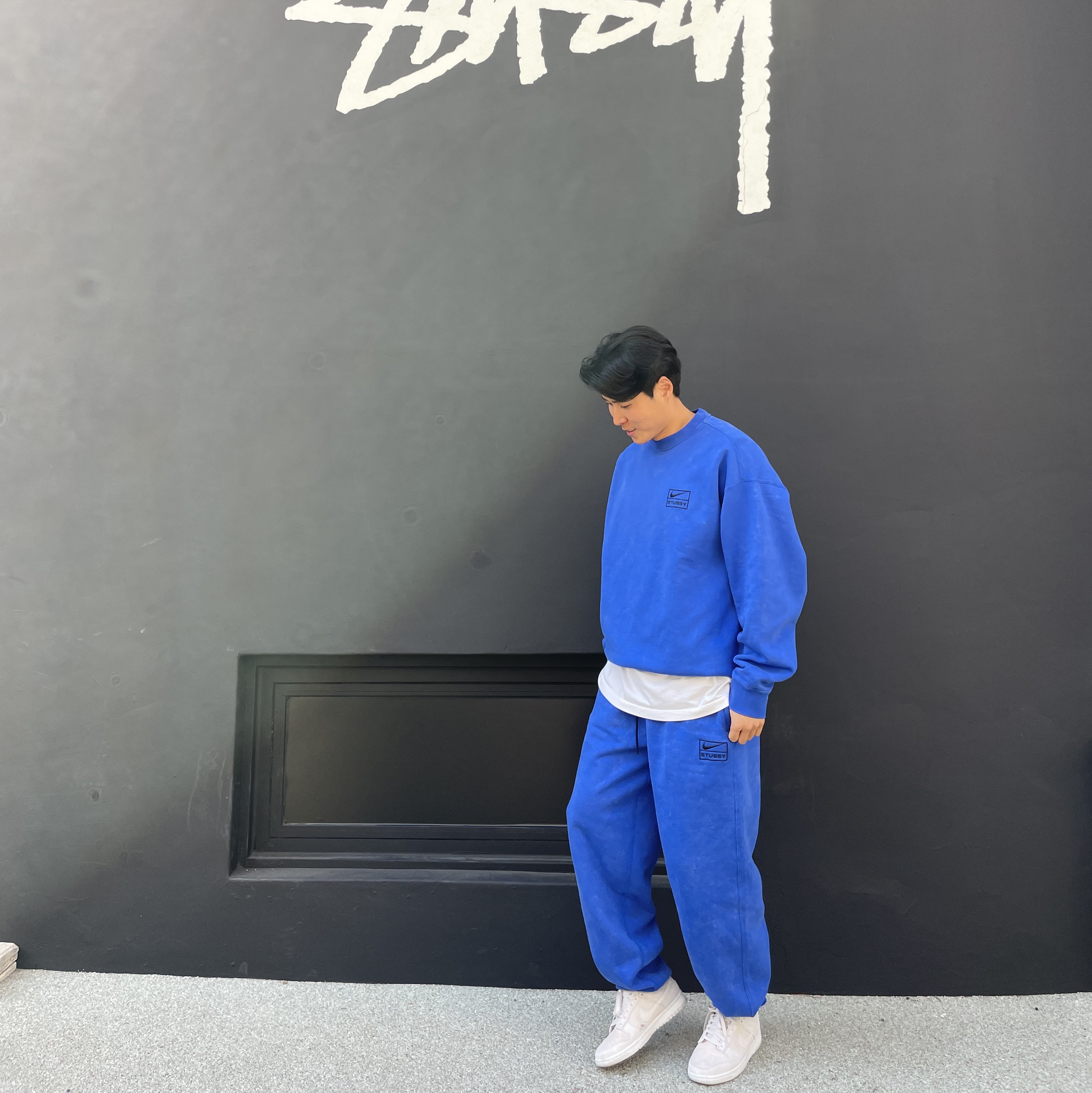 Nike x Stussy NRG Acid Washed Crewneck Game Royal (DR4024-480), Nike x Stussy NRG Acid Washed Fleece Pants Game Royal (DR4025-480) 착용 스타일