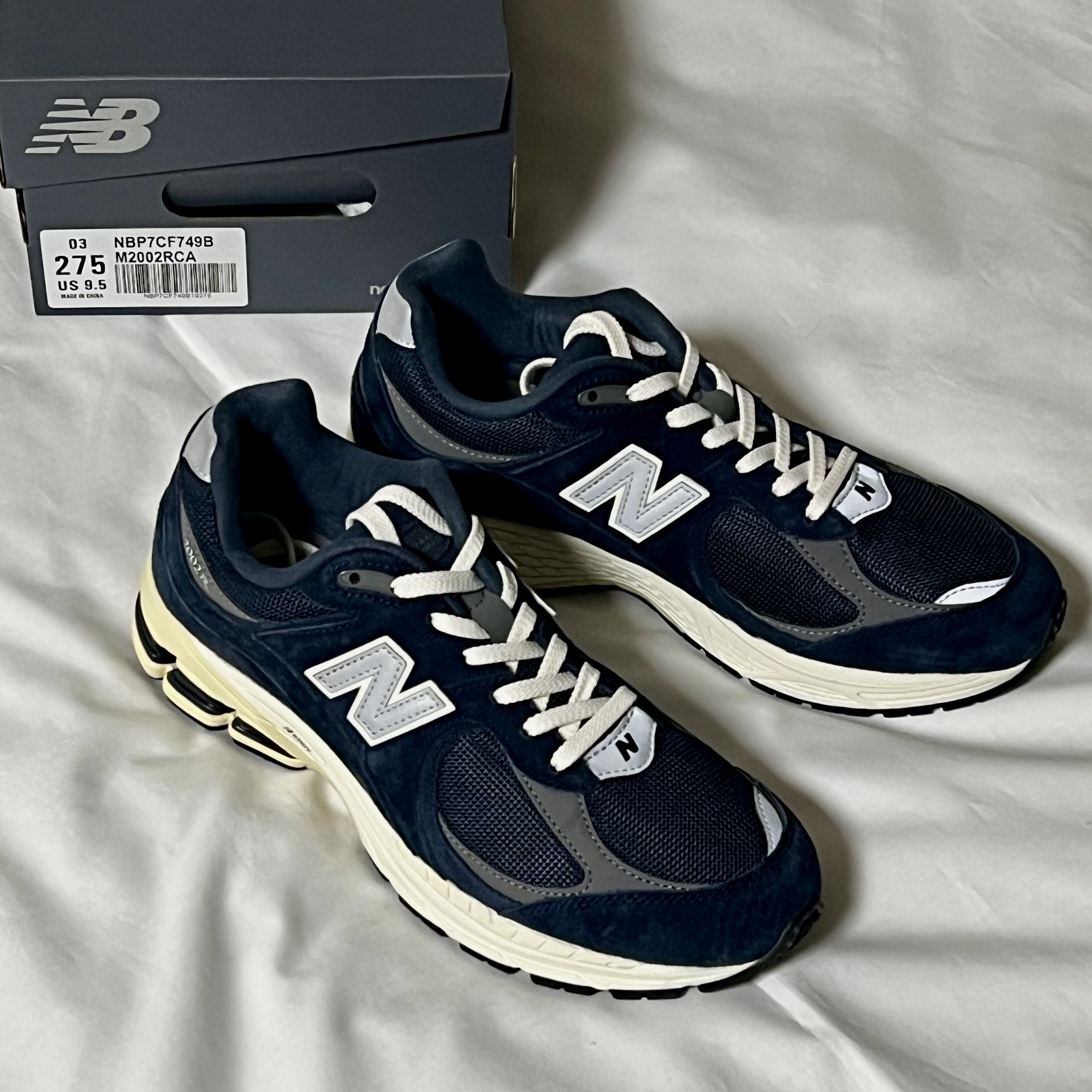 New Balance 2002R Eclipse Castlerock 착용 스타일