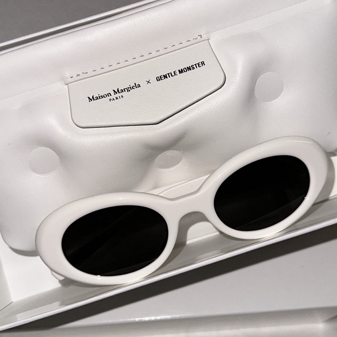 Gentle Monster x Maison Margiela MM005 White Black 착용 스타일