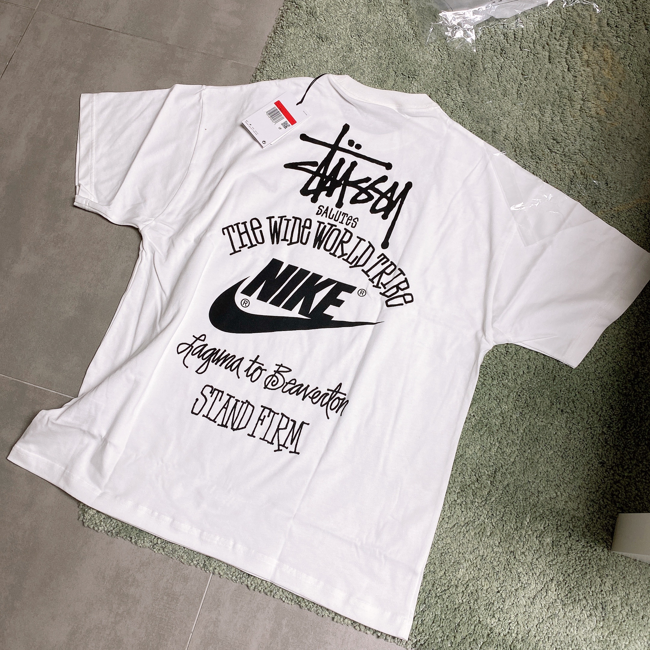 Helinox x Obey T-Shirt White, Helinox x Obey Camp Cap Black 착용 스타일 - 2