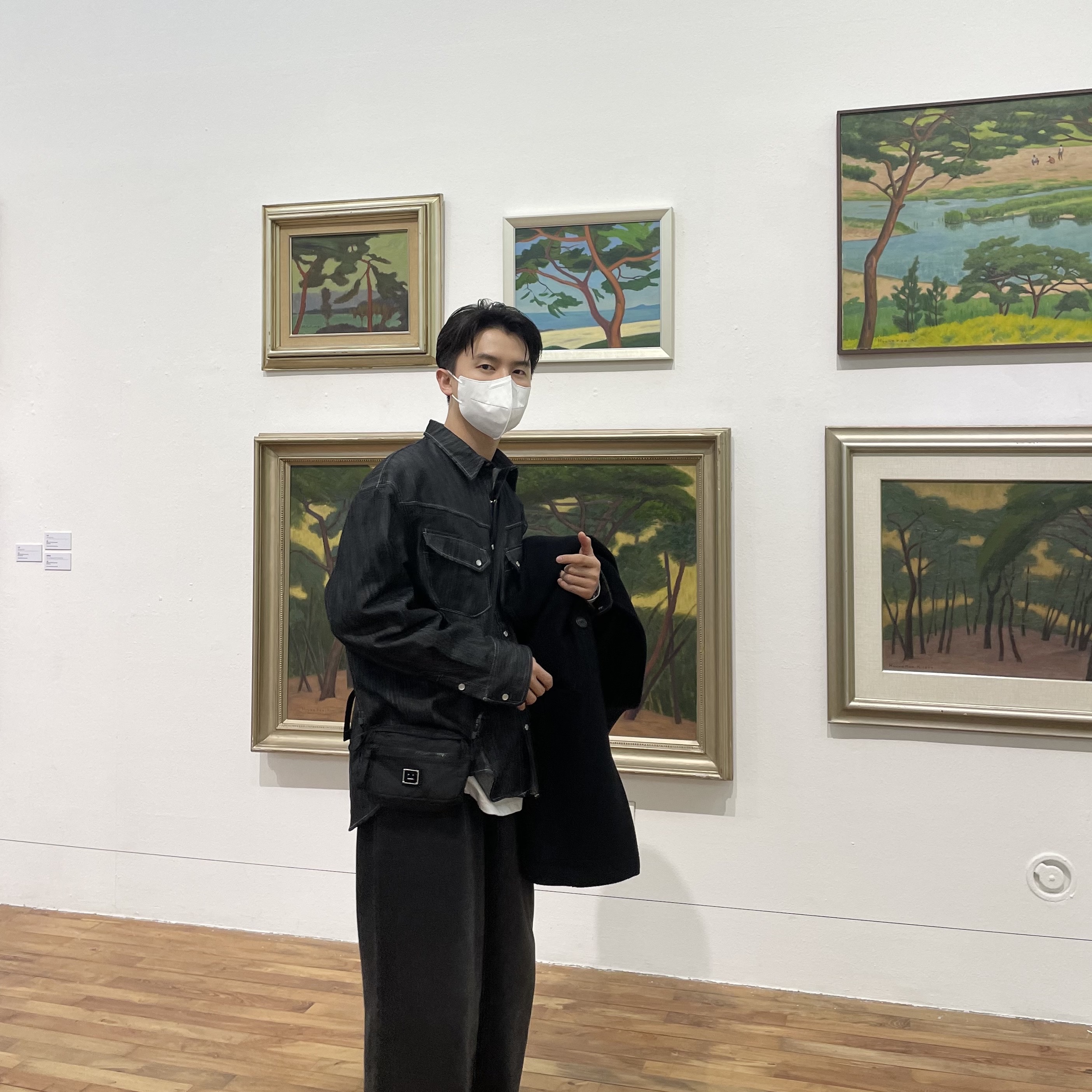 Acne Studios Face Motif Small Crossbody Bag Black 착용 스타일 - 1