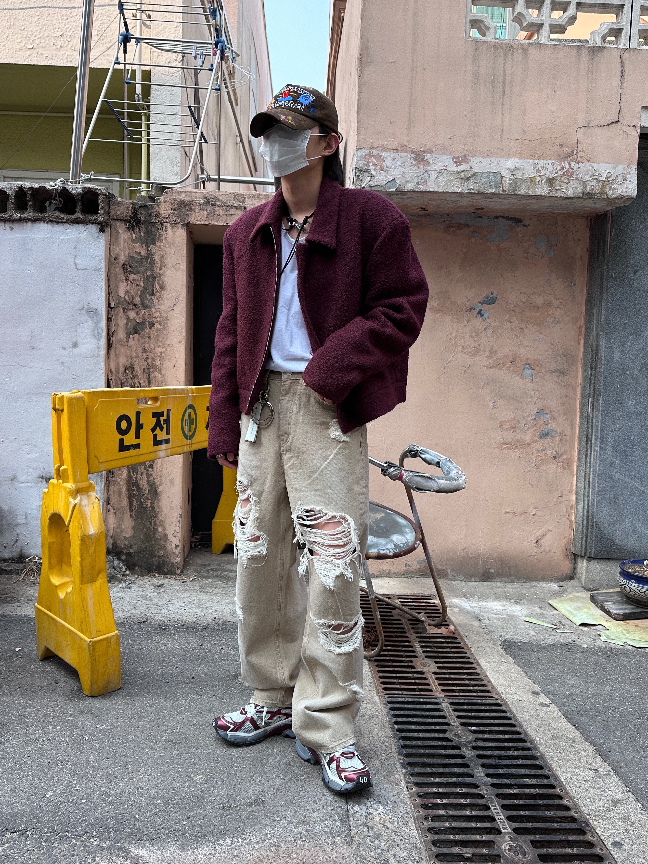 Balenciaga Runner Sneakers Grey Burgundy, The Museum Visitor x Jon Burgerman Hand Painted Pizza & Poch Corduroy Ball Cap Brown 착용 스타일 - 2