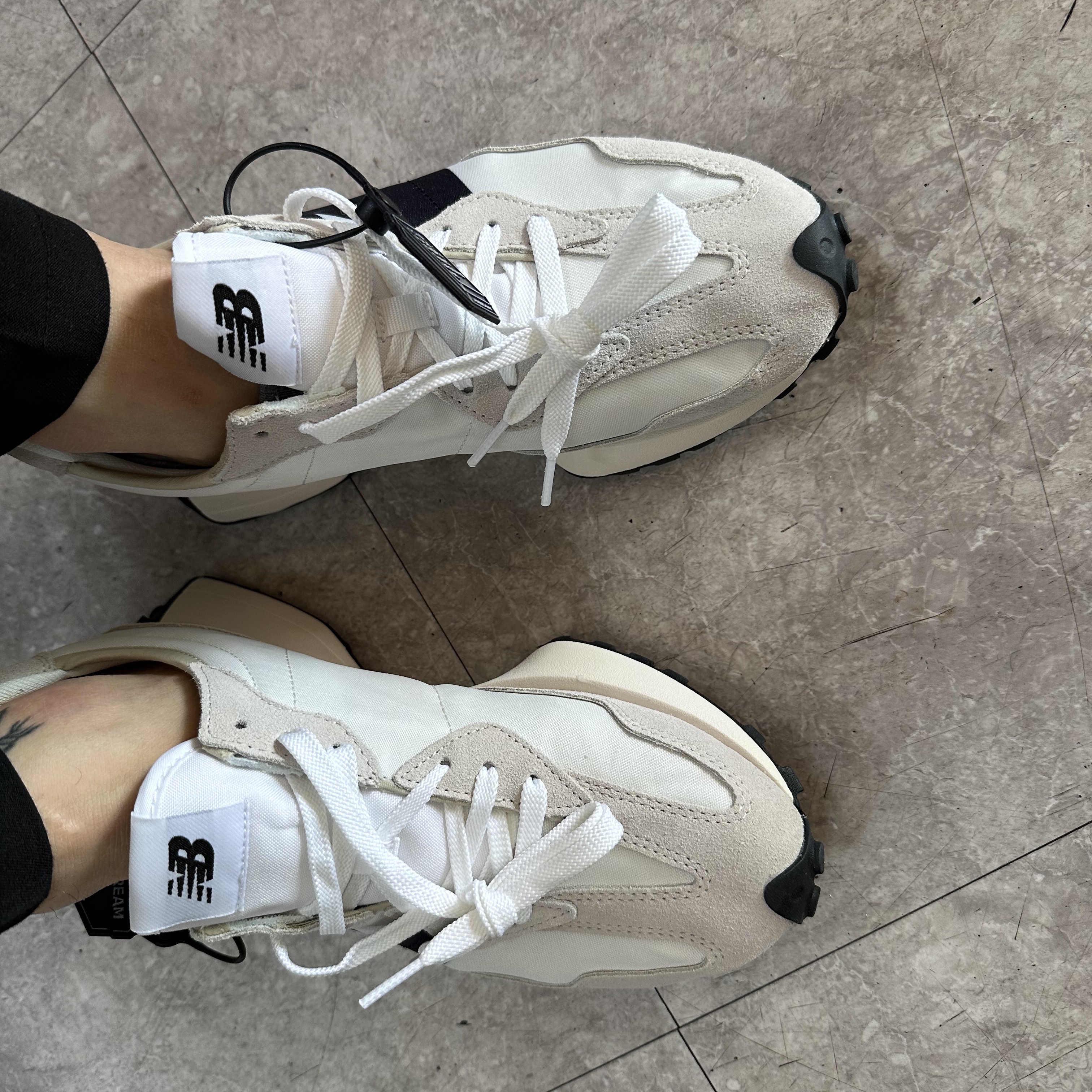 New Balance 327 White Black 착용 스타일