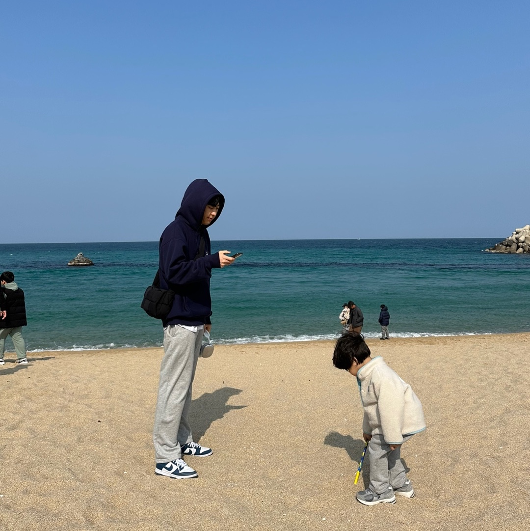 Stussy Basic Stussy Hoodie Navy 2023, Nike Dunk Low Retro Valerian Blue 착용 스타일