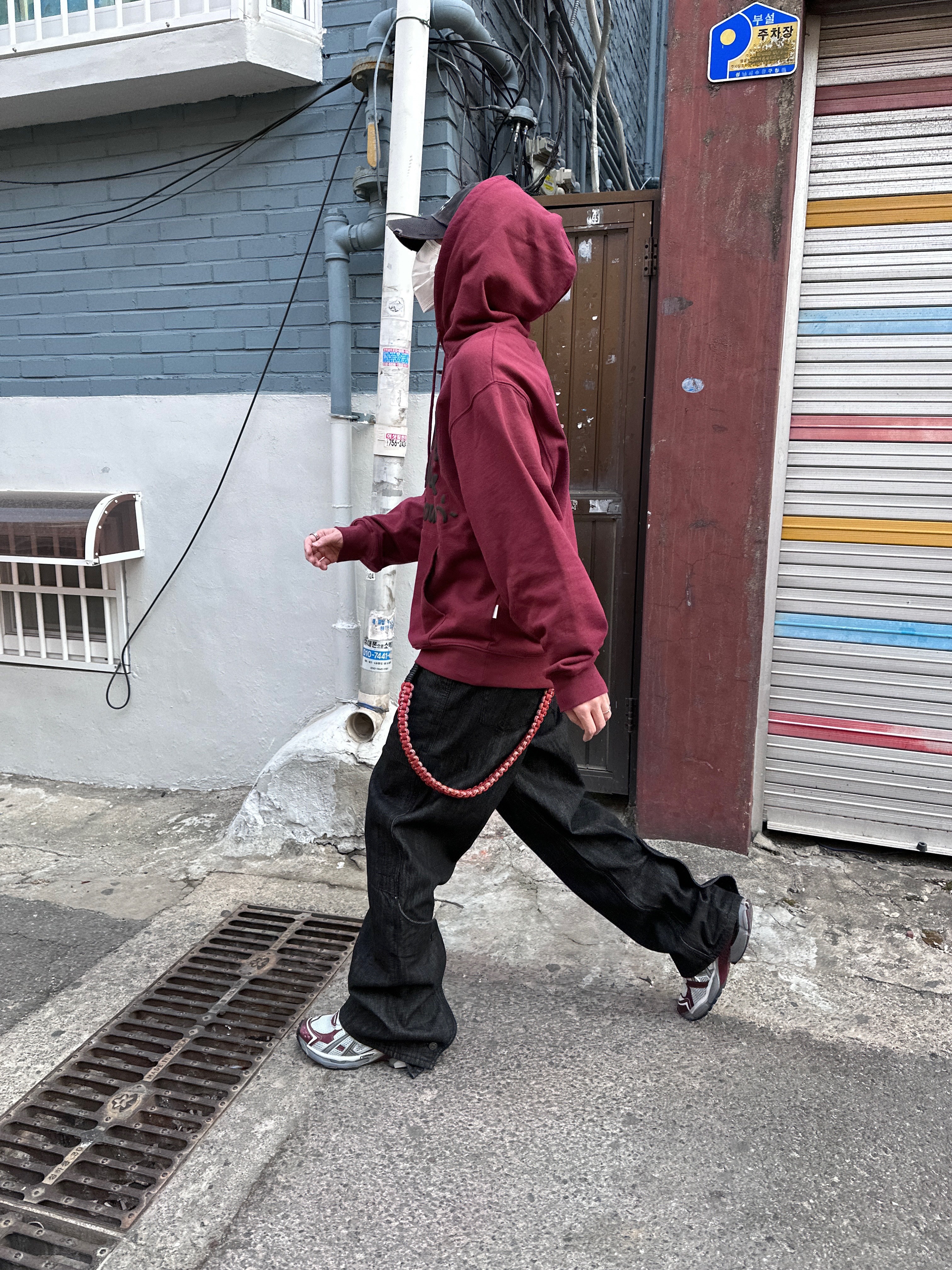 Balenciaga Runner Sneakers Grey Burgundy 착용 스타일 - 4