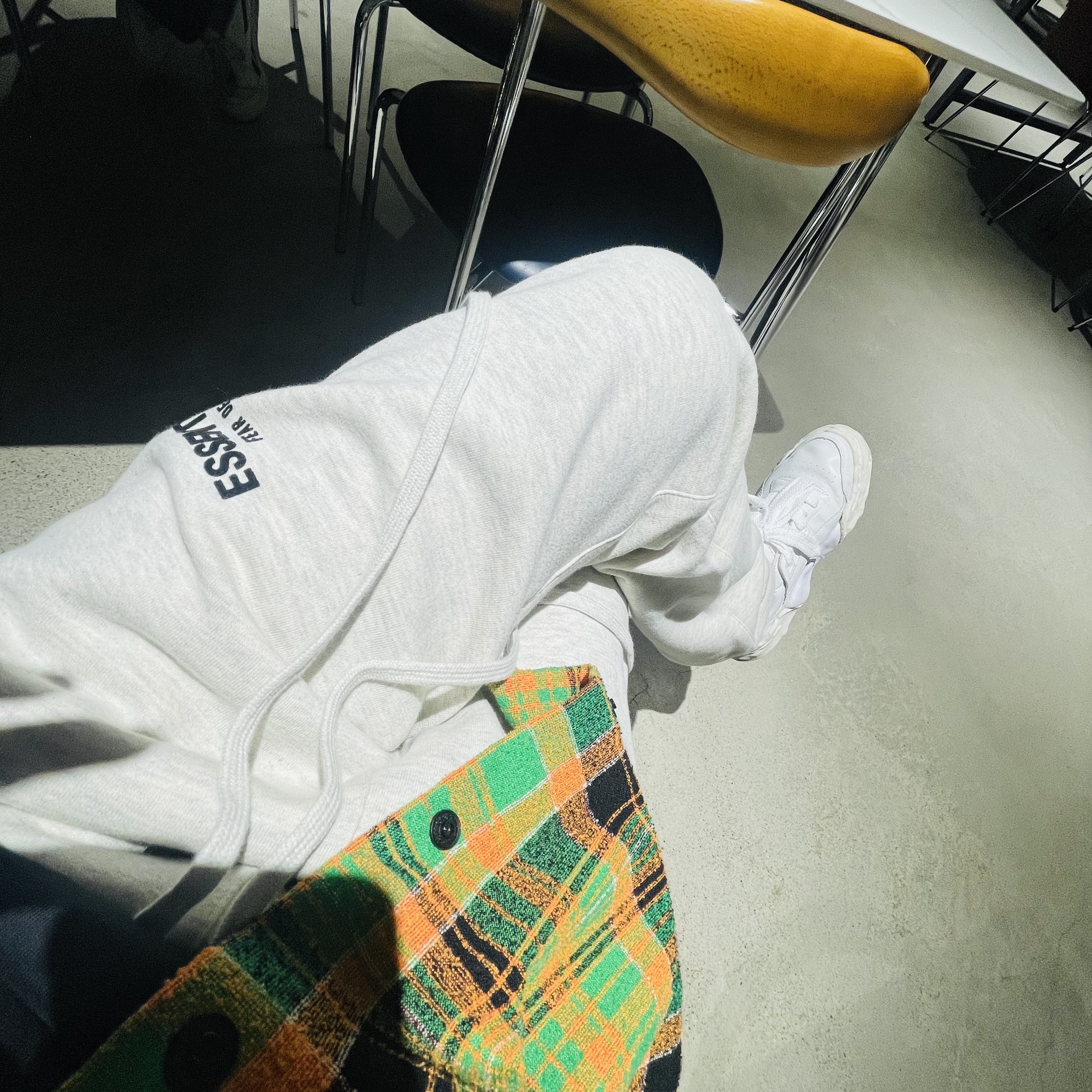 Essentials The Core Collection Relaxed Sweatpants Light Oatmeal, Maison Mihara Yasuhiro Parker OG Sole Leather Low-top Sneakers White 착용 스타일
