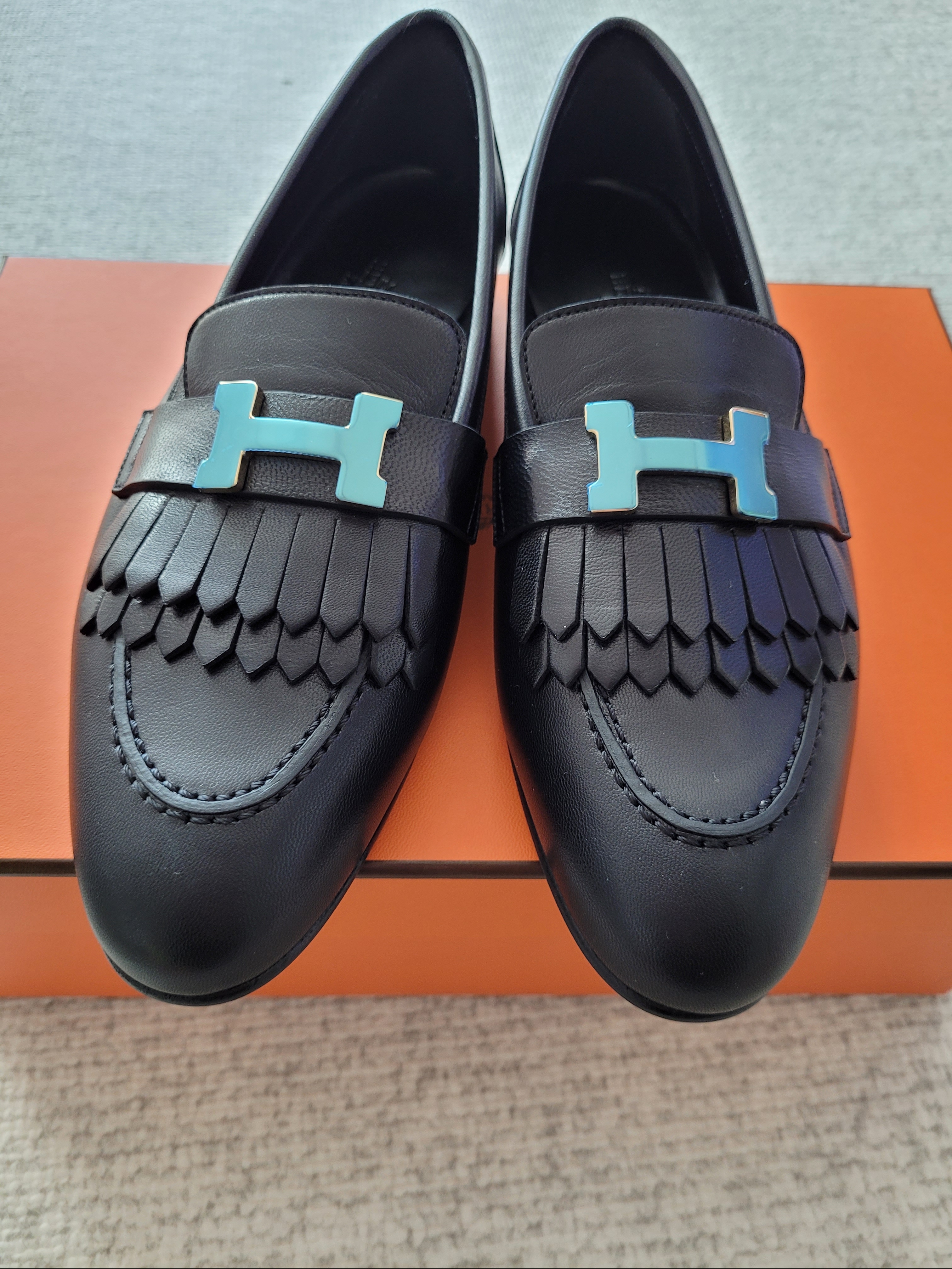 (W) Hermes Royal Loafers Goatskin & Permabrass Noir 착용 스타일
