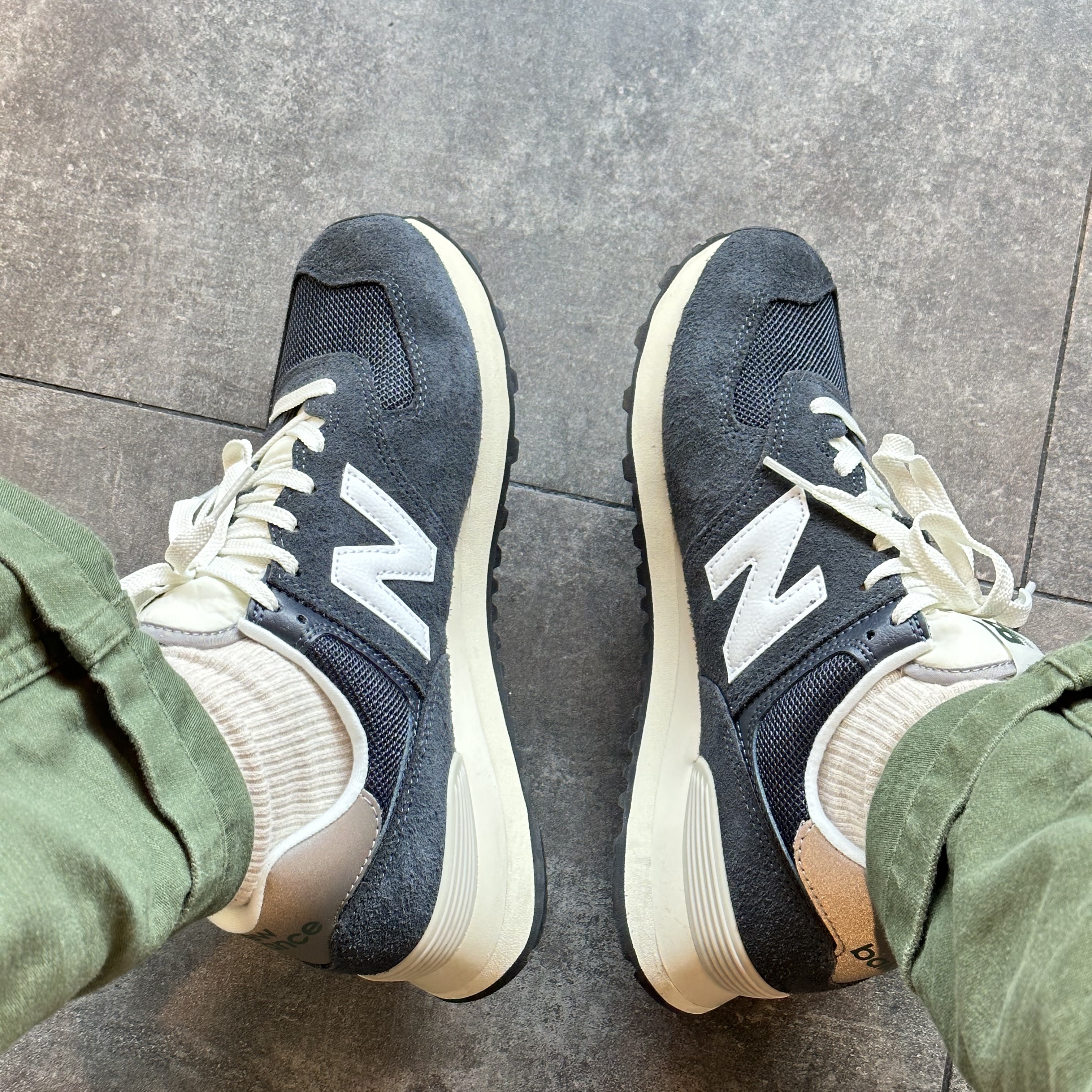 New Balance 574 Heritage Navy 착용 스타일 - 2