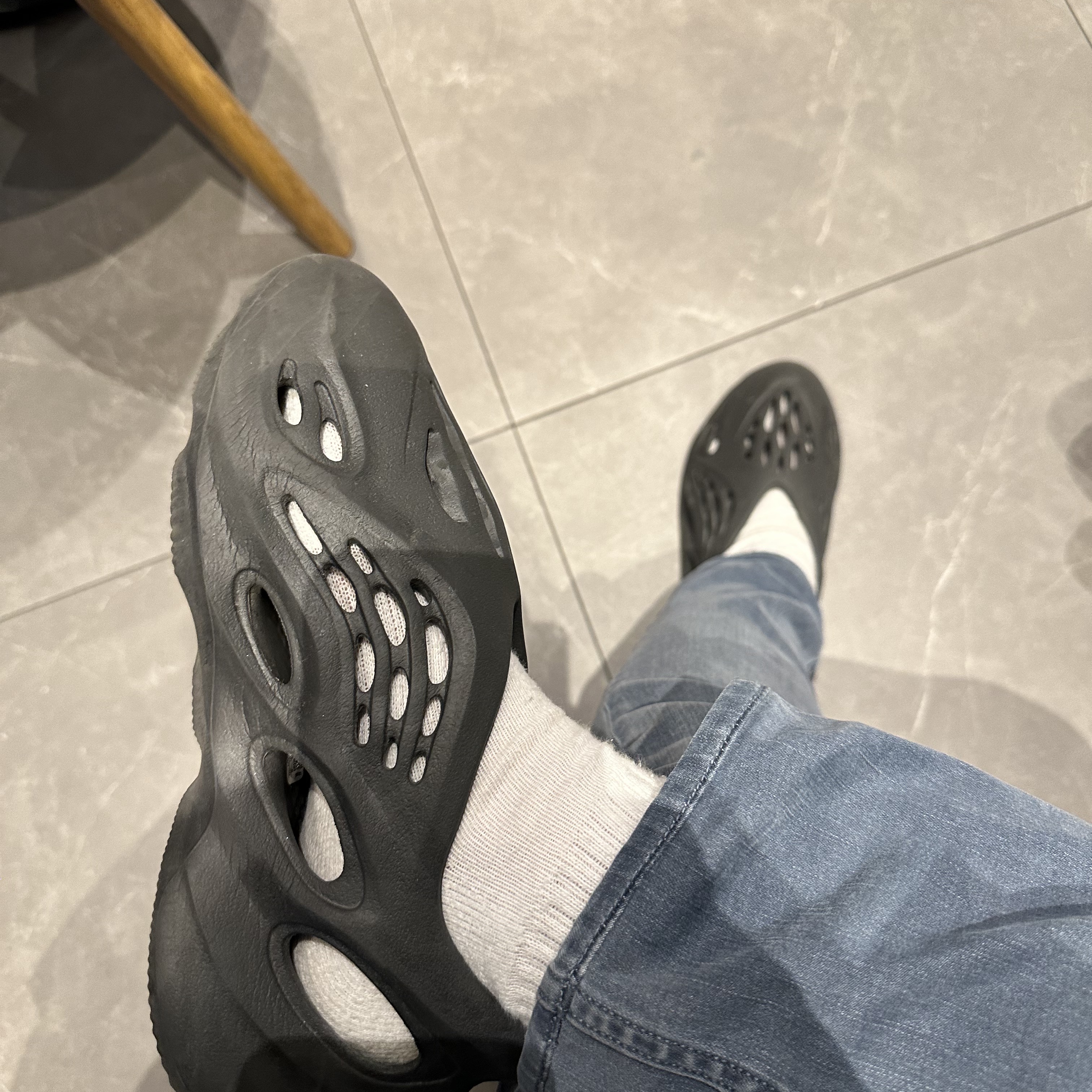 Adidas Yeezy Foam RNNR Onyx 착용 스타일