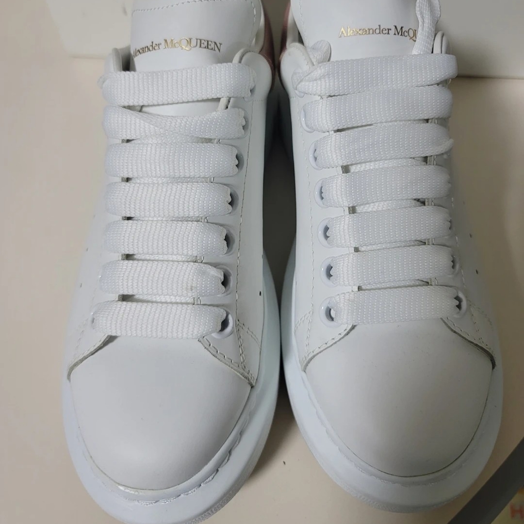 (W) Alexander McQueen Oversized Sneakers Pearlized Pink 착용 스타일 - 3