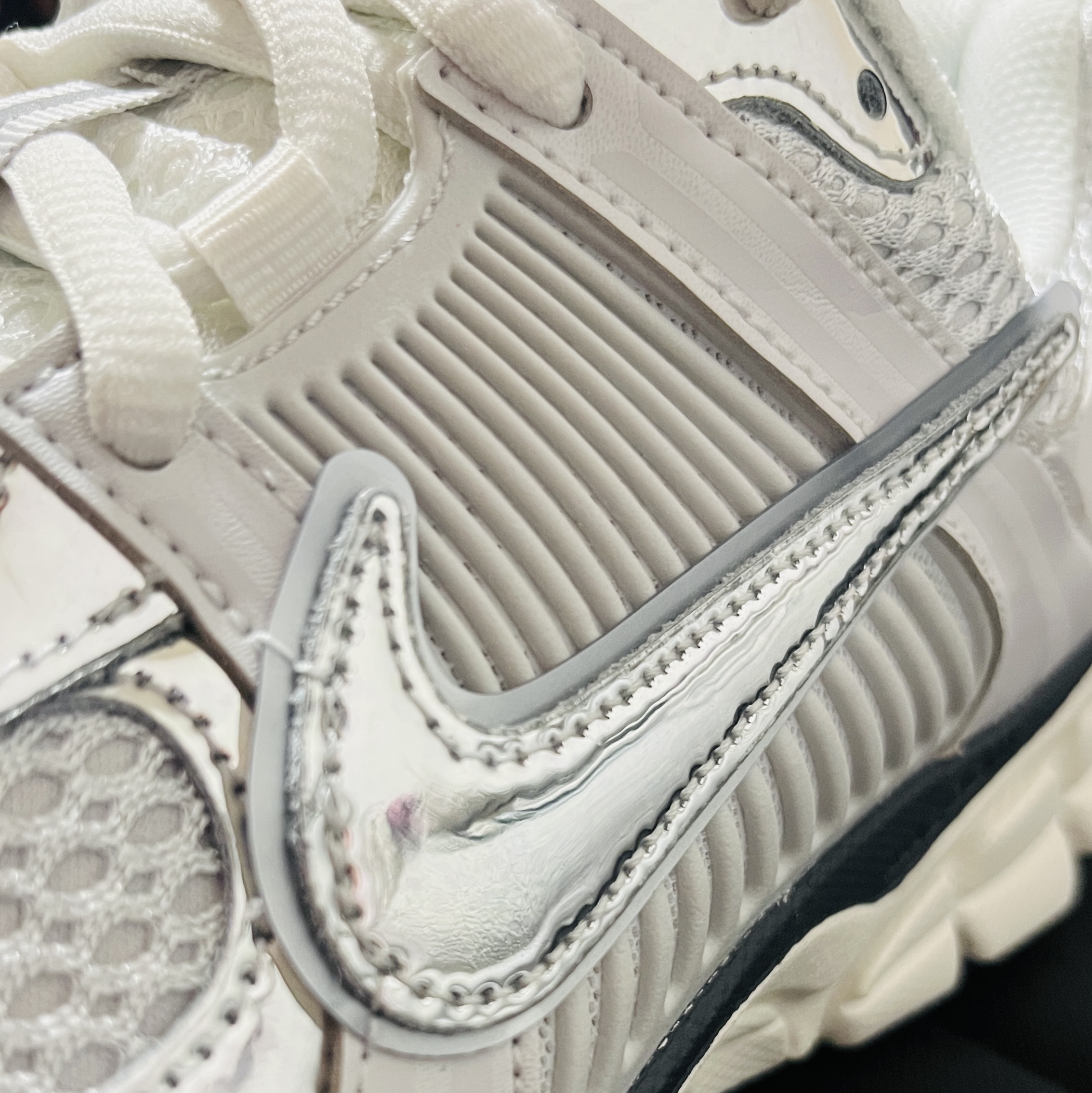 (W) Nike Zoom Vomero 5 Photon Dust and Metallic Silver 착용 스타일