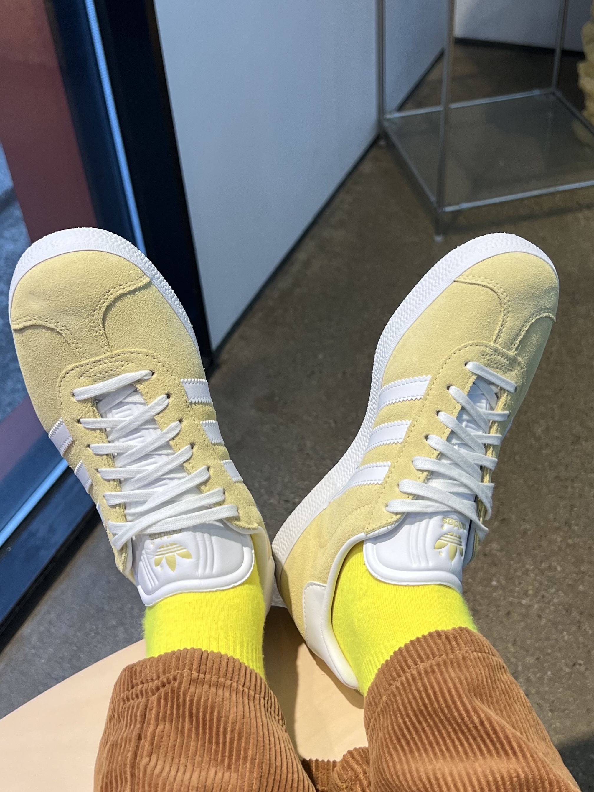 Adidas Gazelle Almost Yellow, Adidas x Andre Saraiva Superstar Cream White Core Black 착용 스타일 - 4
