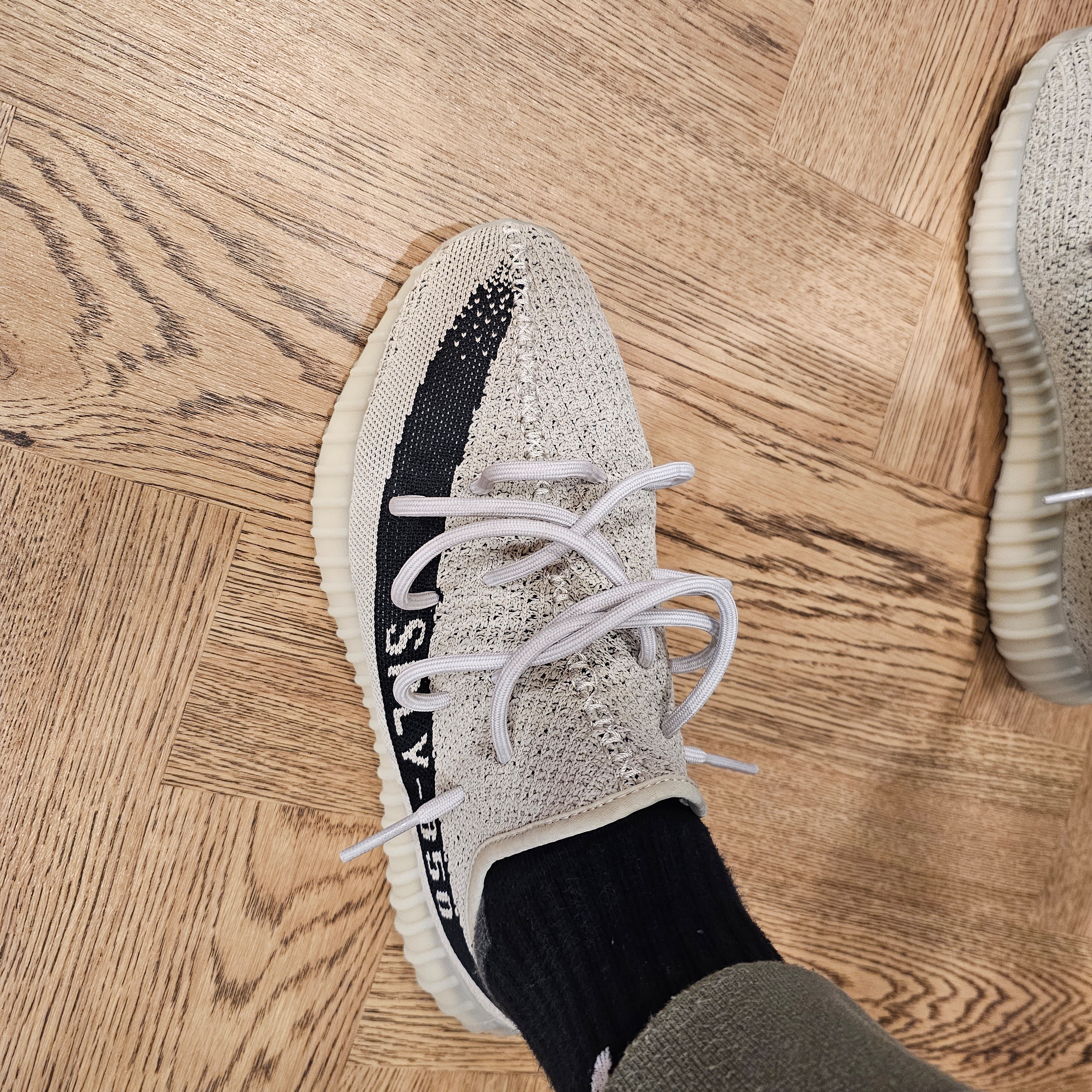 Adidas Yeezy Boost 350 V2 Slate Core Black 2022/2023 착용 스타일 - 2