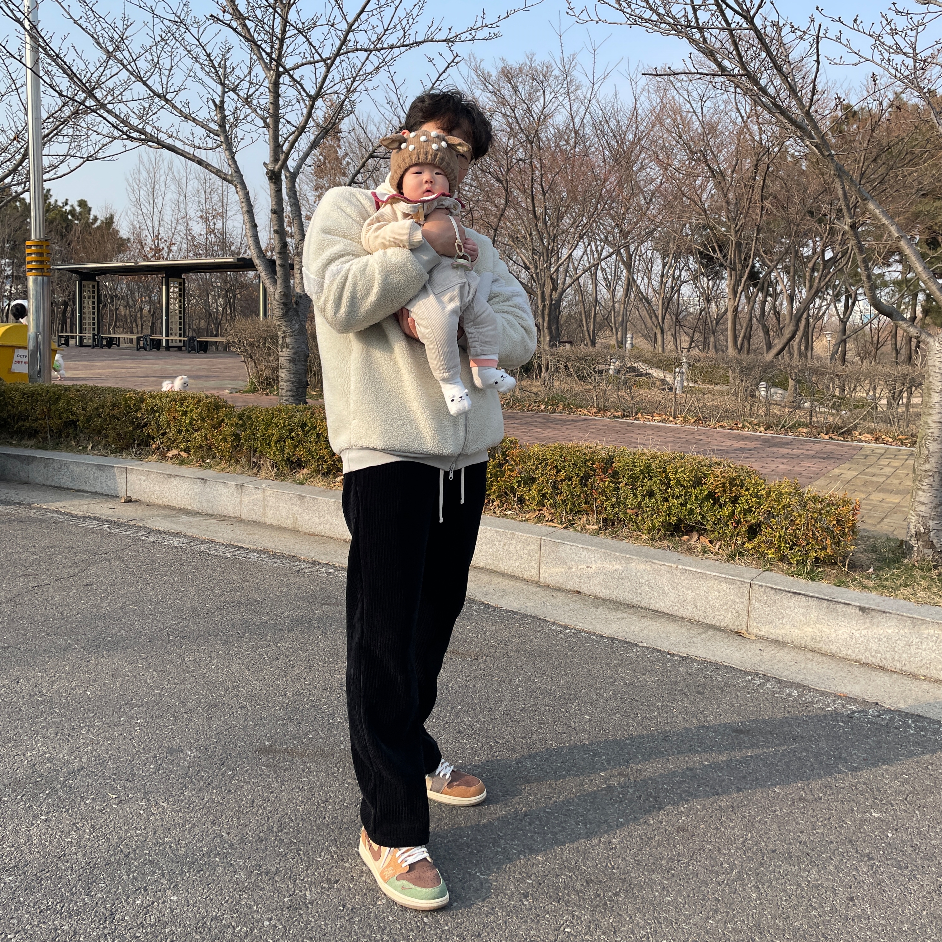 Jordan 1 x Zion Williamson Retro Low OG Flax and Oil Green, Nike Big Swoosh Full Zip Jacket Light Bone Sail 착용 스타일