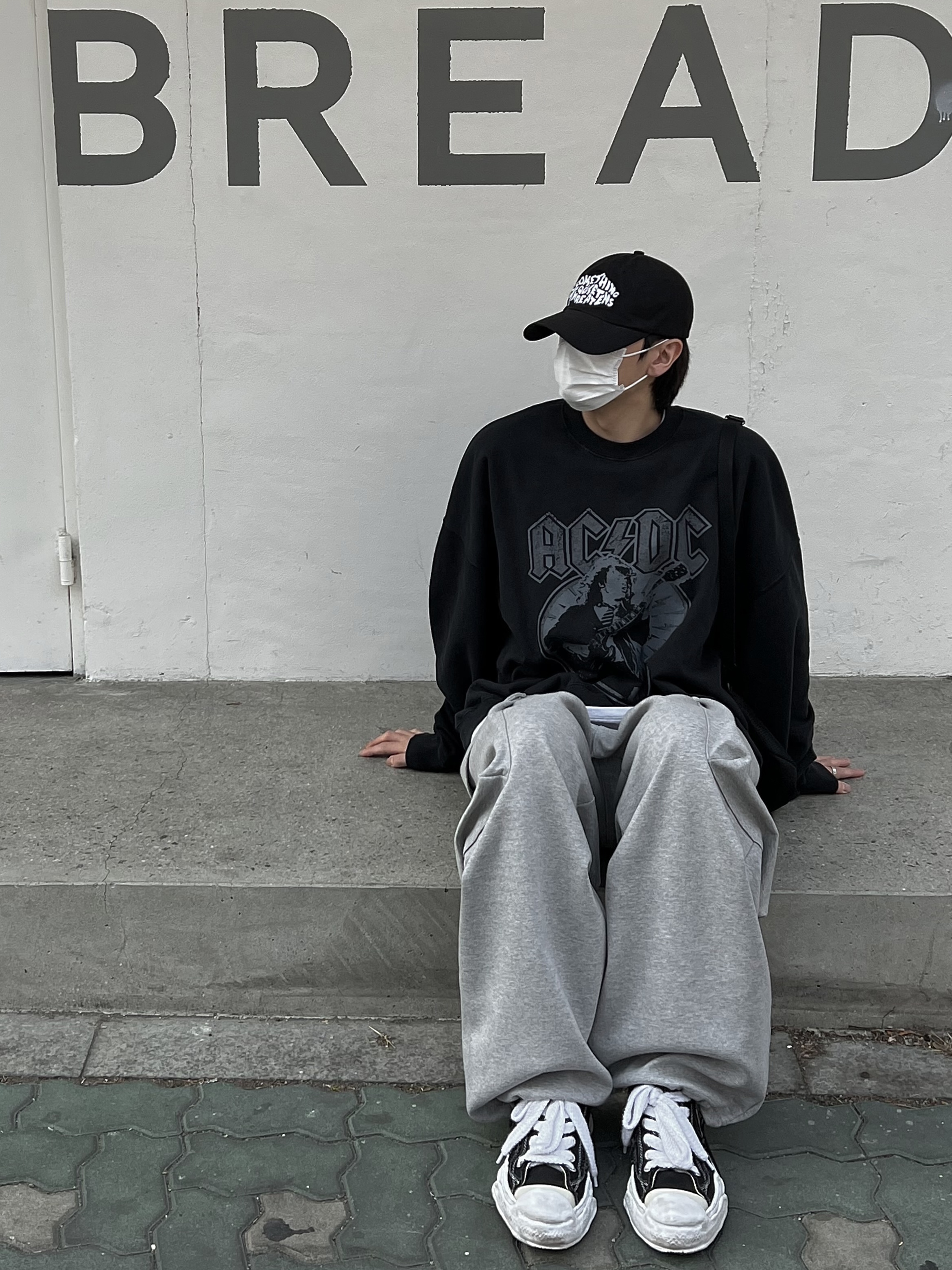 Maison Mihara Yasuhiro Hank OG Sole Canvas Low-top Sneakers Black 착용 스타일 - 1