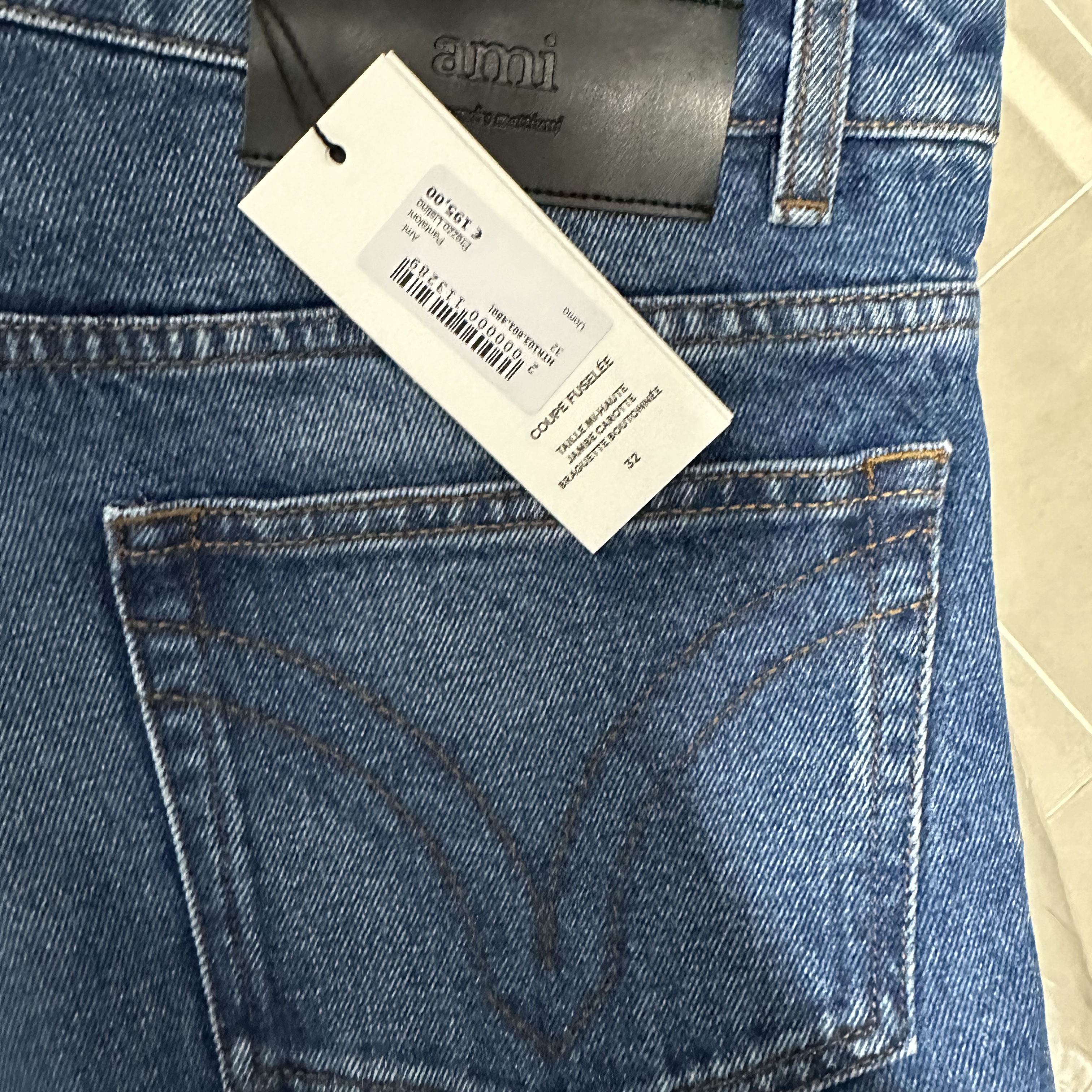 AMI Leather Patch Washed Indigo Tapered Fit Denim Jeans Used Blue 착용 스타일 - 4