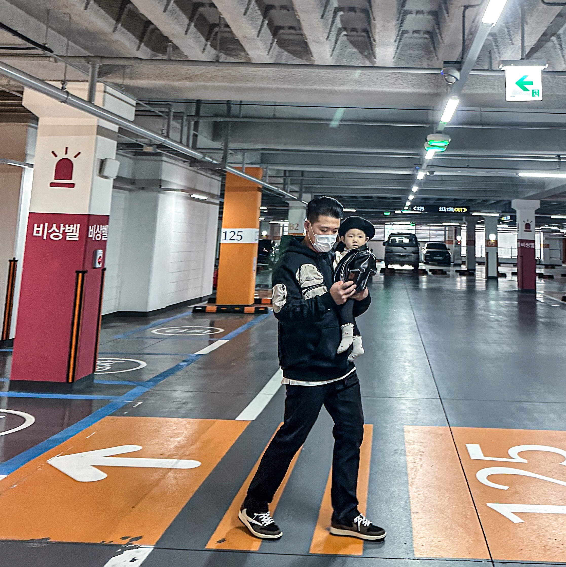 Jordan 1 x Travis Scott Retro Low OG SP Mocha, Nike x Travis Scott NRG AG Utility Hoodie Black 착용 스타일 - 1