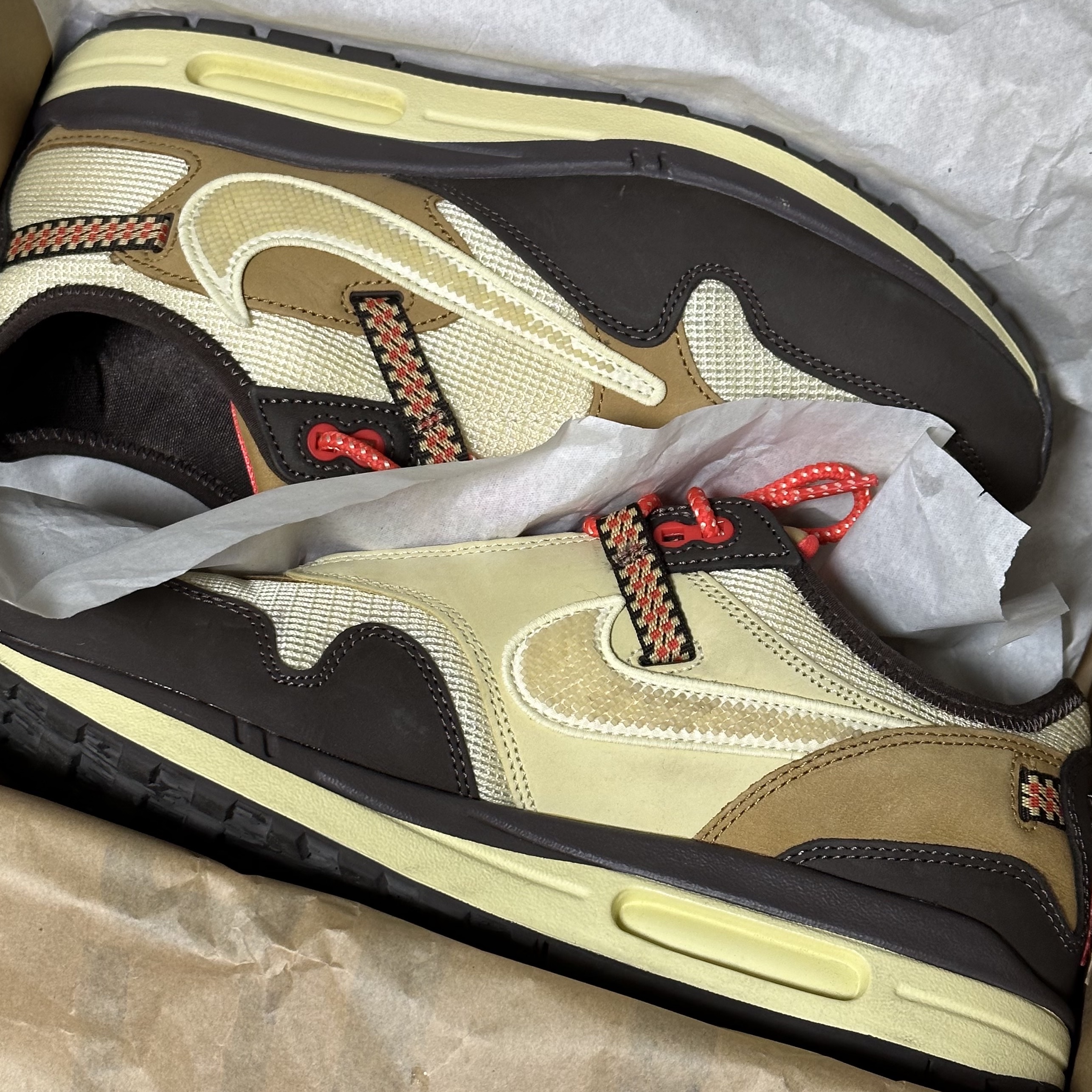 Nike x Travis Scott Air Max 1 Cact.us Brown, Jordan 1 x Travis Scott x Fragment Retro Low OG SP Military Blue 착용 스타일 - 1