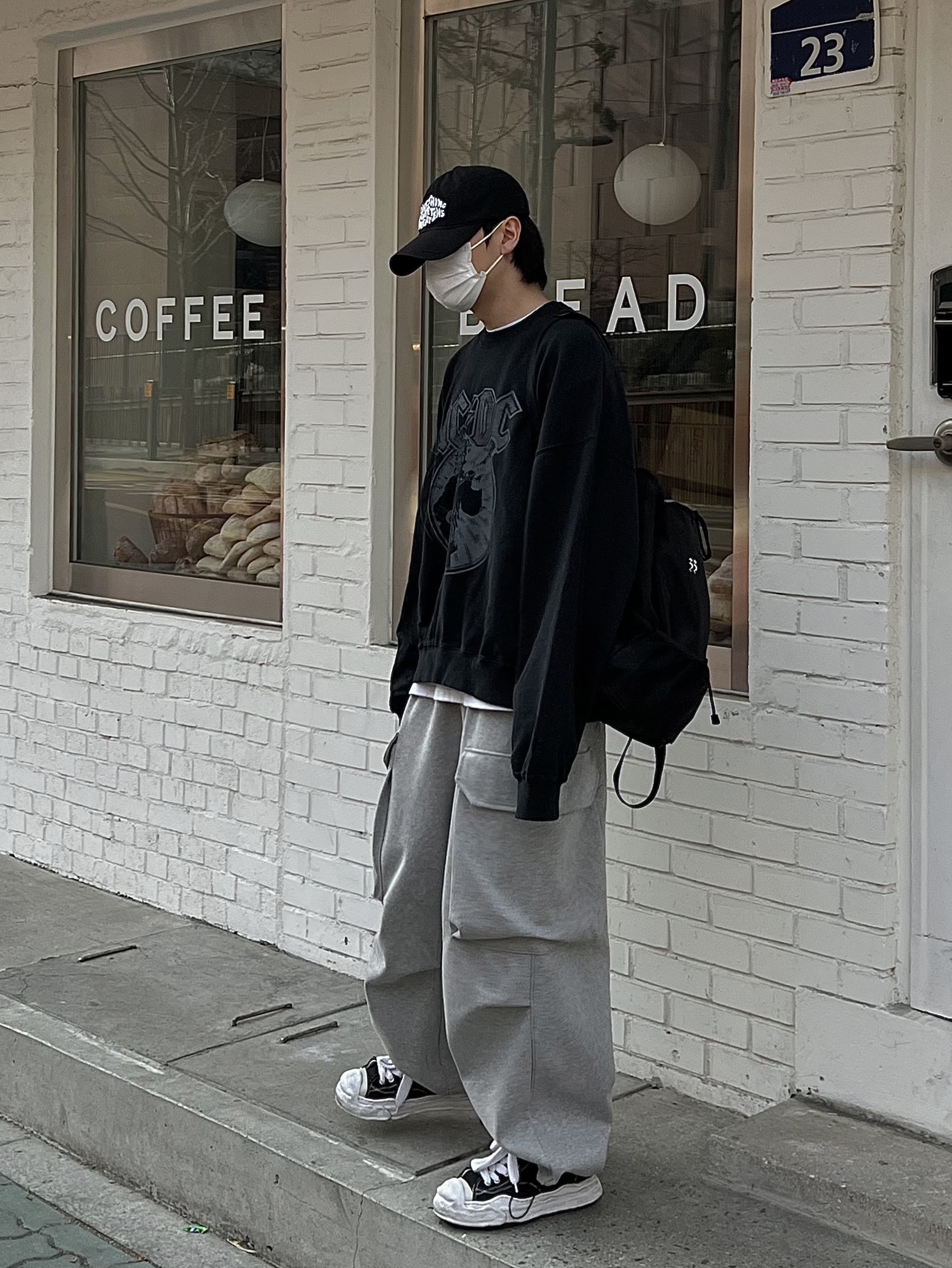 Maison Mihara Yasuhiro Hank OG Sole Canvas Low-top Sneakers Black 착용 스타일 - 2