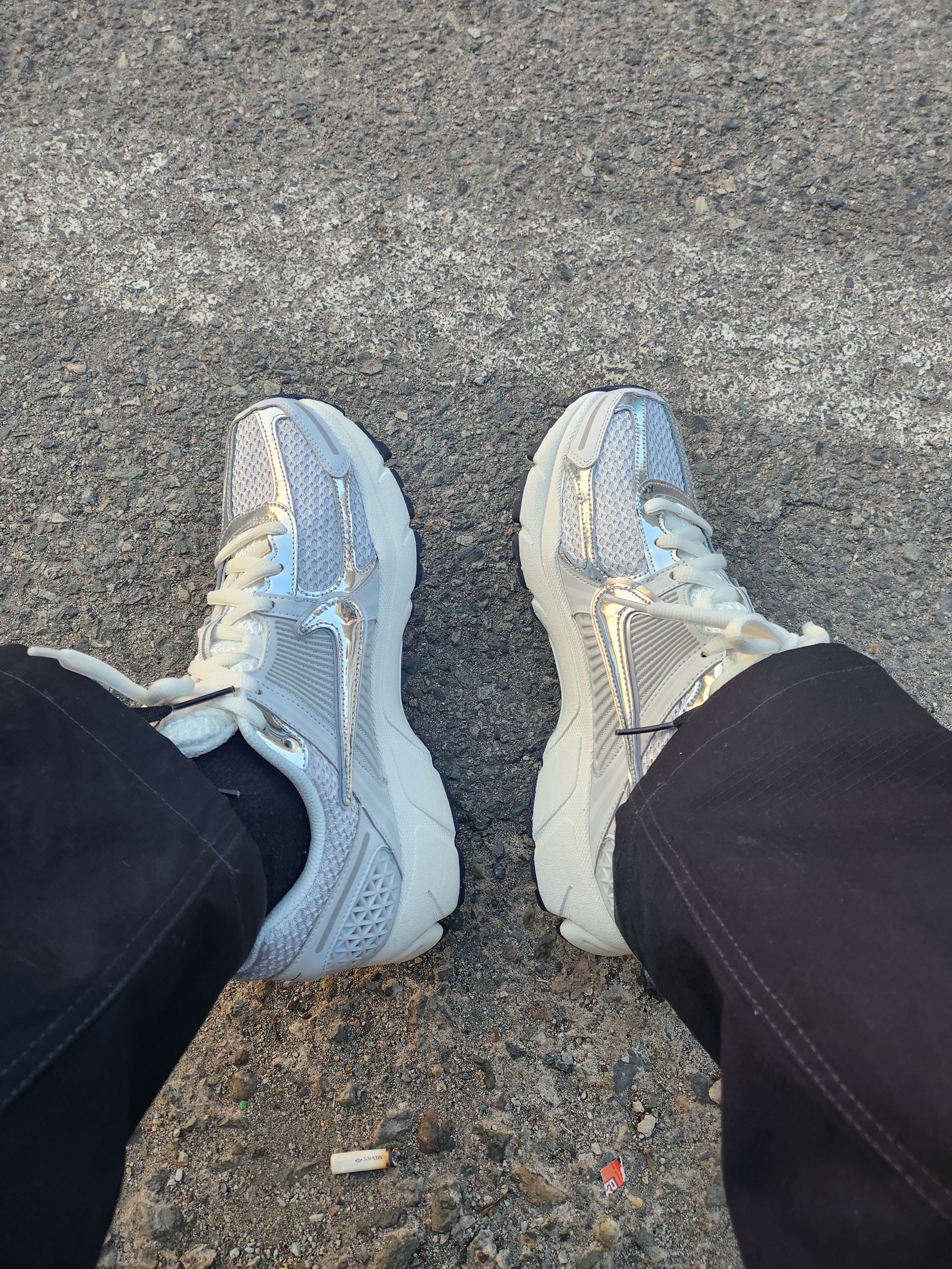 (W) Nike Zoom Vomero 5 Photon Dust and Metallic Silver, Nike SB Kearny Skate Cargo Pants Black White - Asia 착용 스타일 - 2