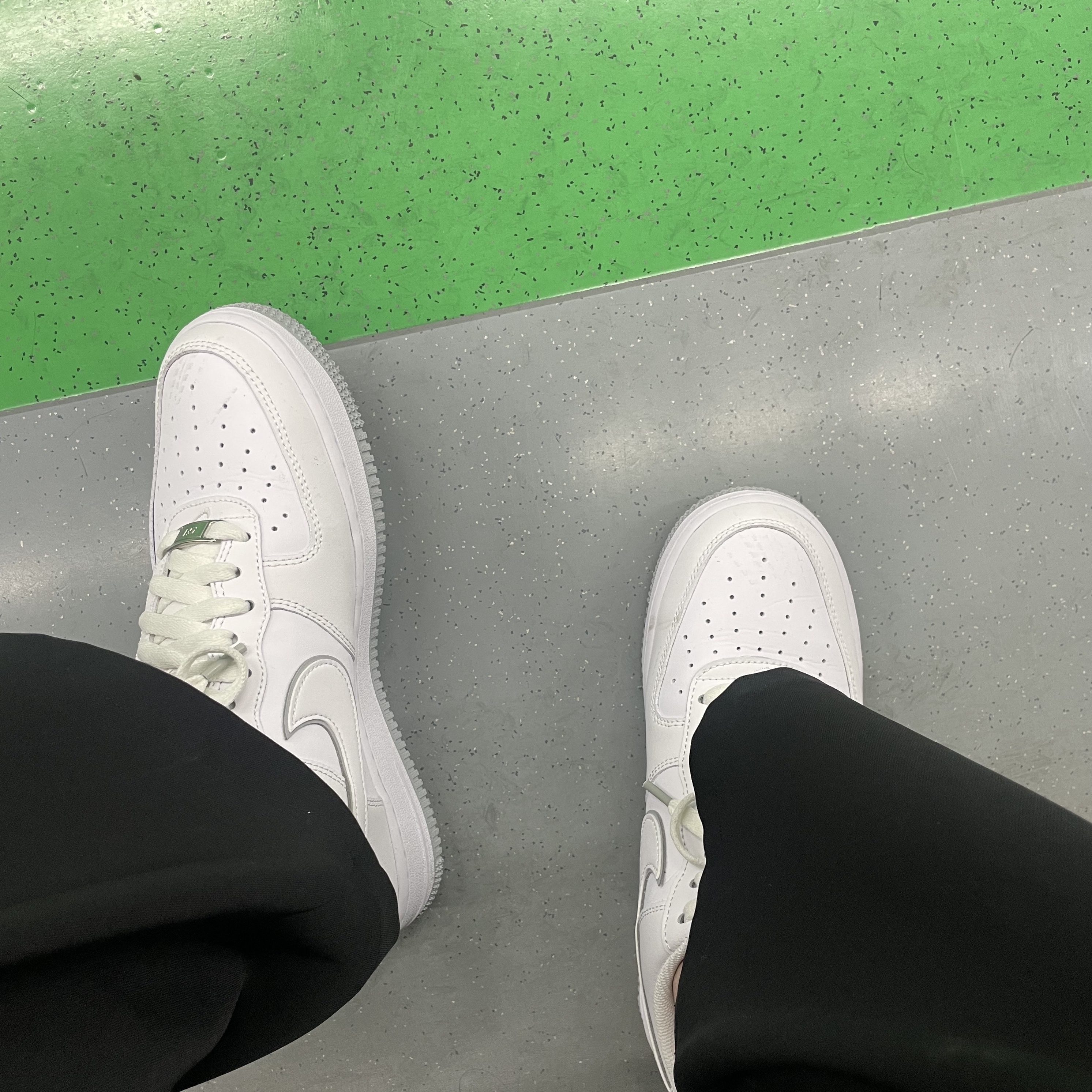 Nike Air Force 1 '07 White Wolf Grey 착용 스타일
