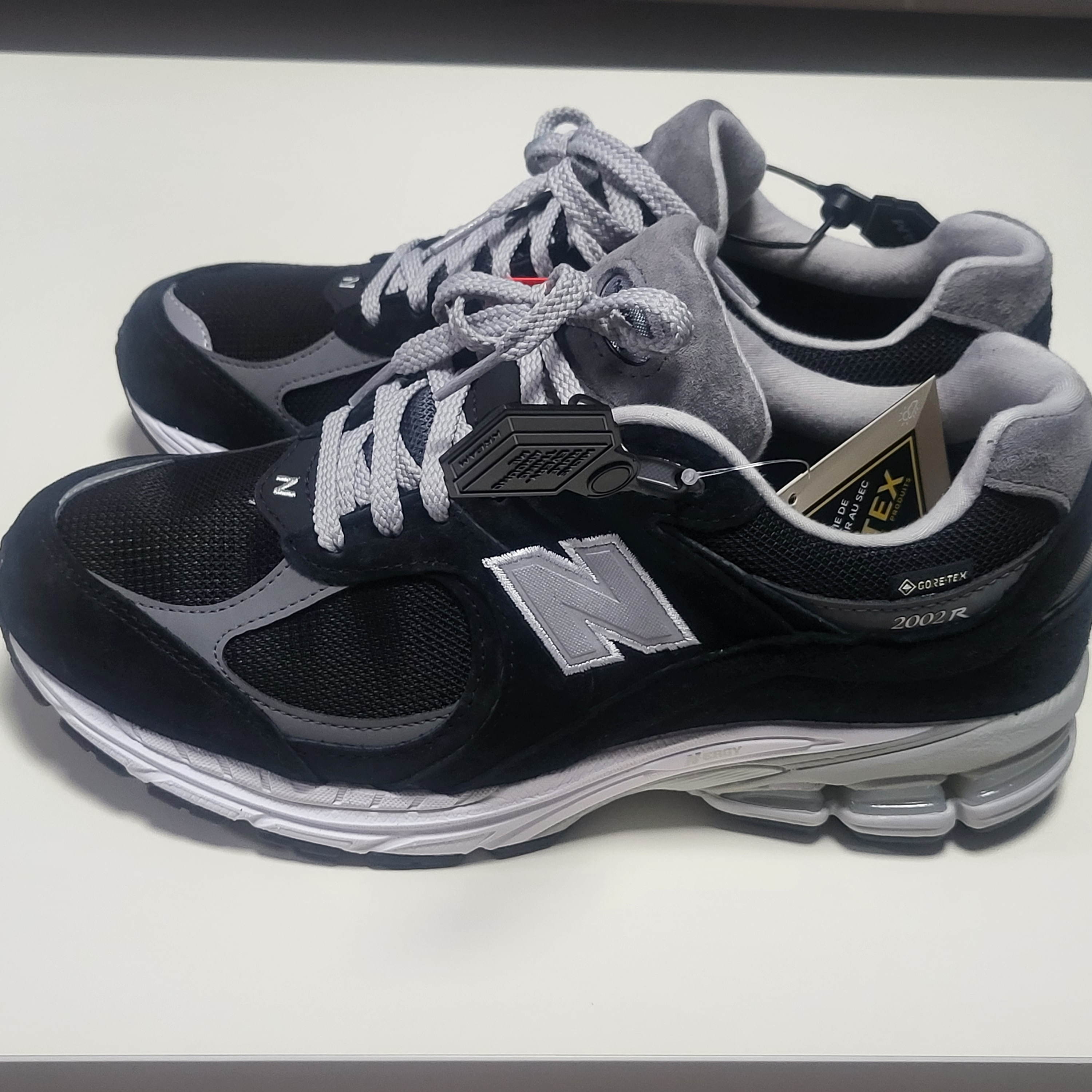 New Balance 992 Made in USA Grey - D Standard, New Balance 2002R Gore-Tex Black Silver Metalic 착용 스타일 - 3