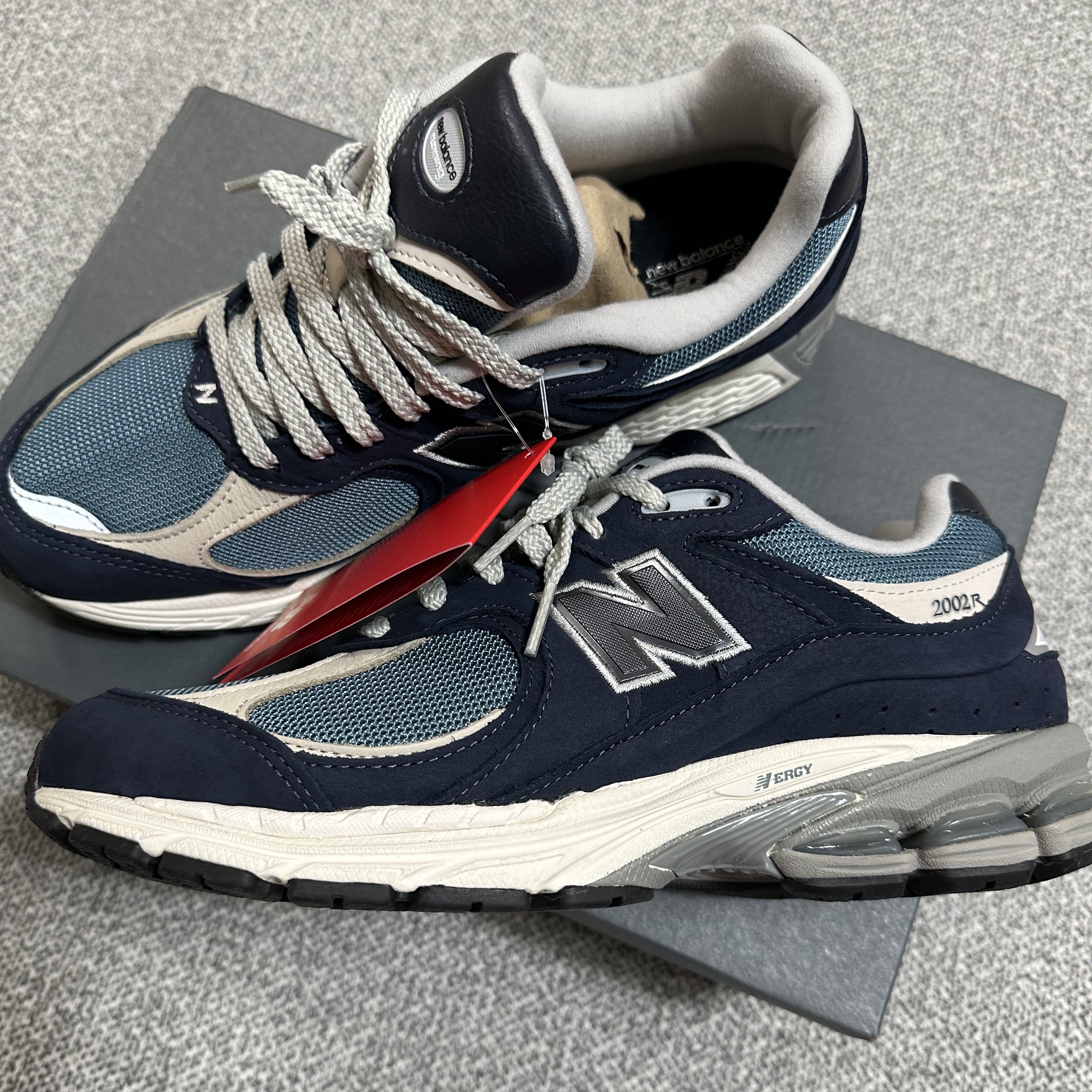 New Balance 2002R Dark Navy 착용 스타일 - 2