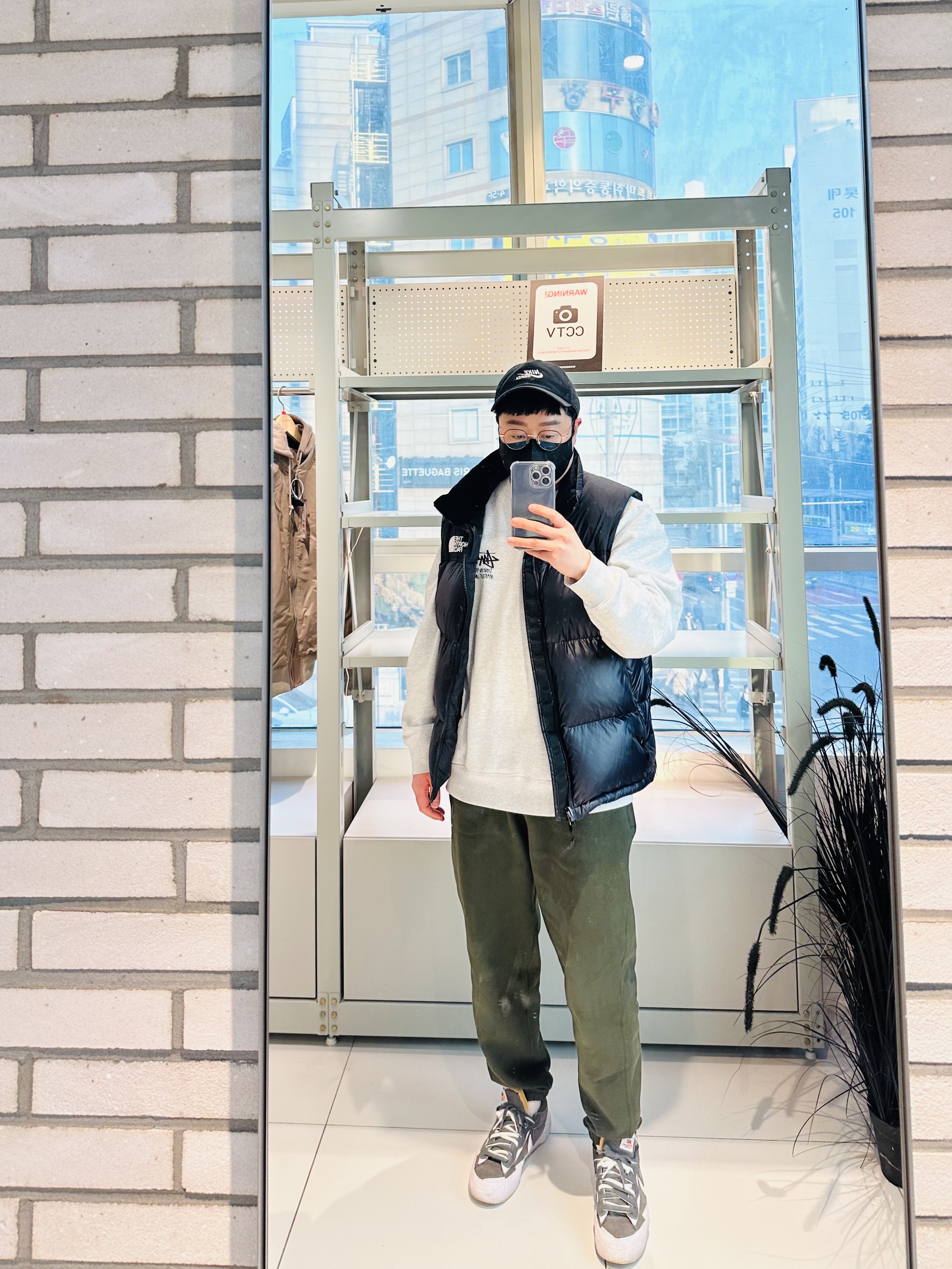 Nike H86 Korea Cap Black, The North Face Nuptse Hybrid Down Ball Vest Black 착용 스타일 - 3