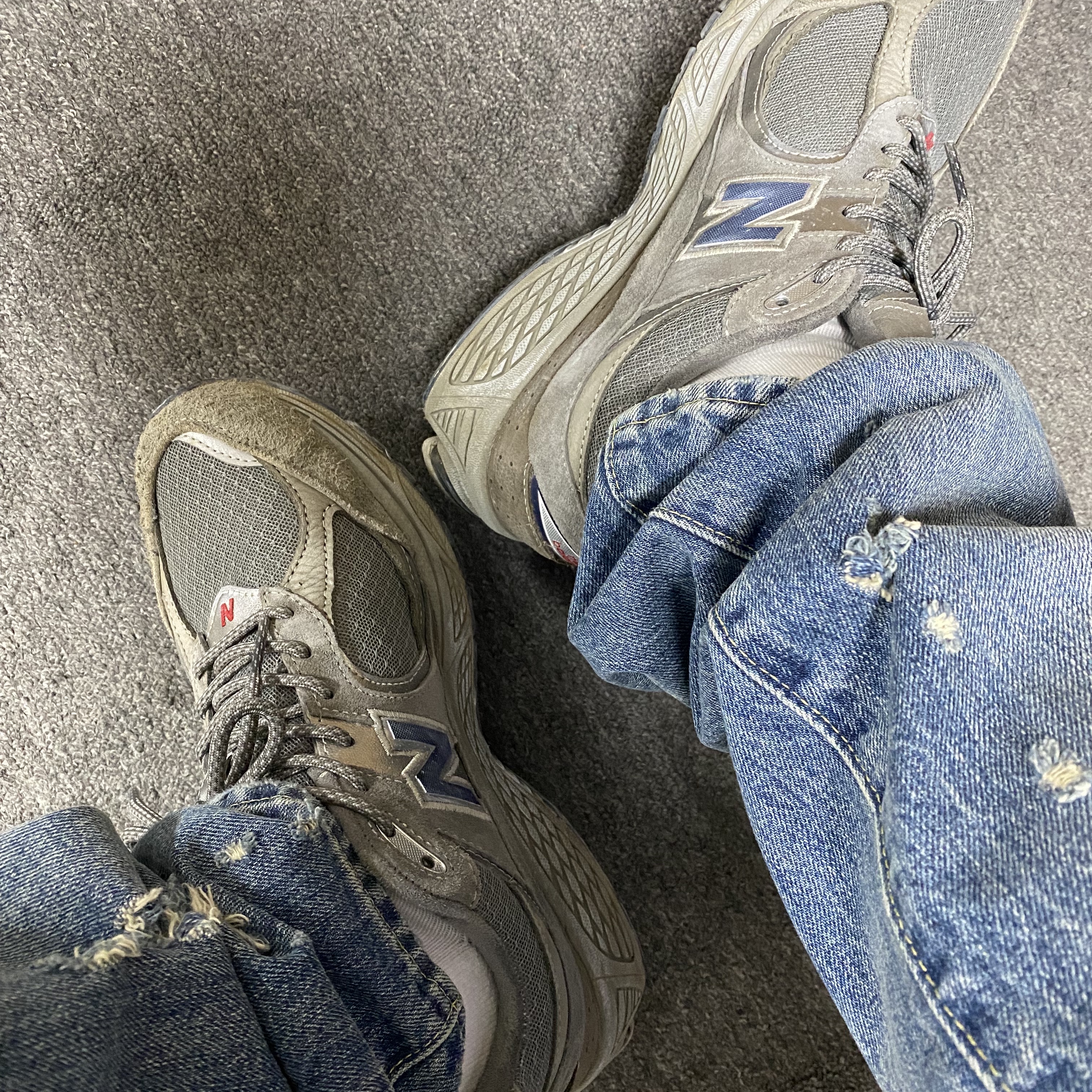 New Balance 2002R Premium Vintage Grey 착용 스타일