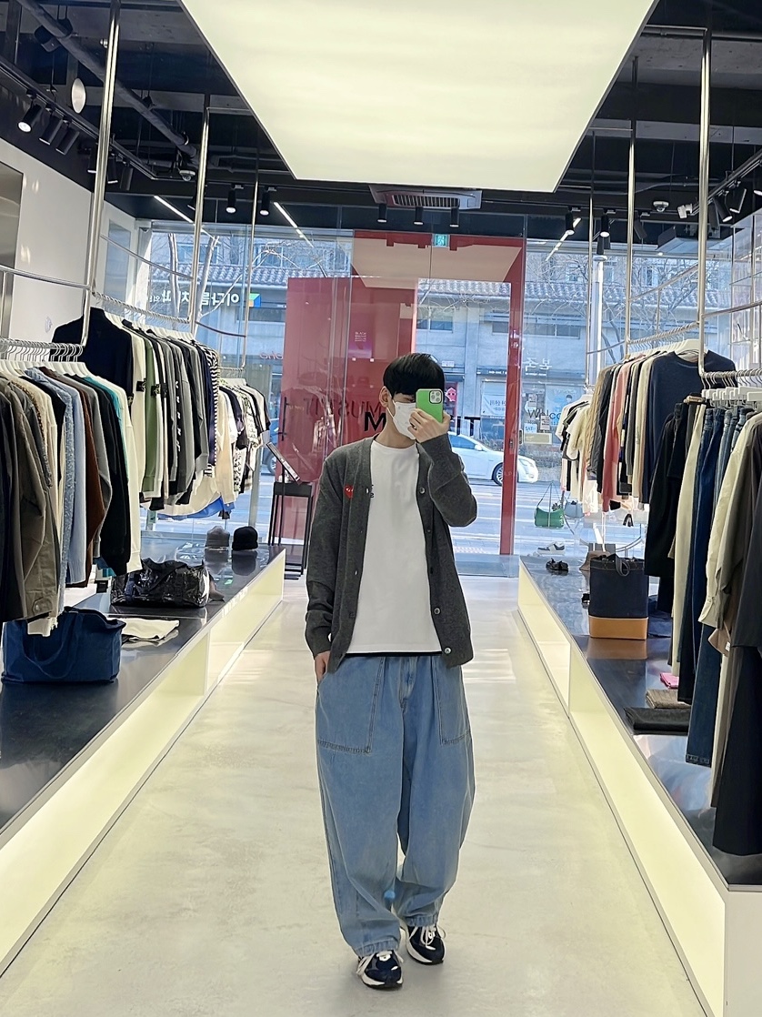 New Balance 2002R Eclipse Castlerock, Play Comme des Garcons Black Heart Knit Cardigan Beige 착용 스타일 - 2
