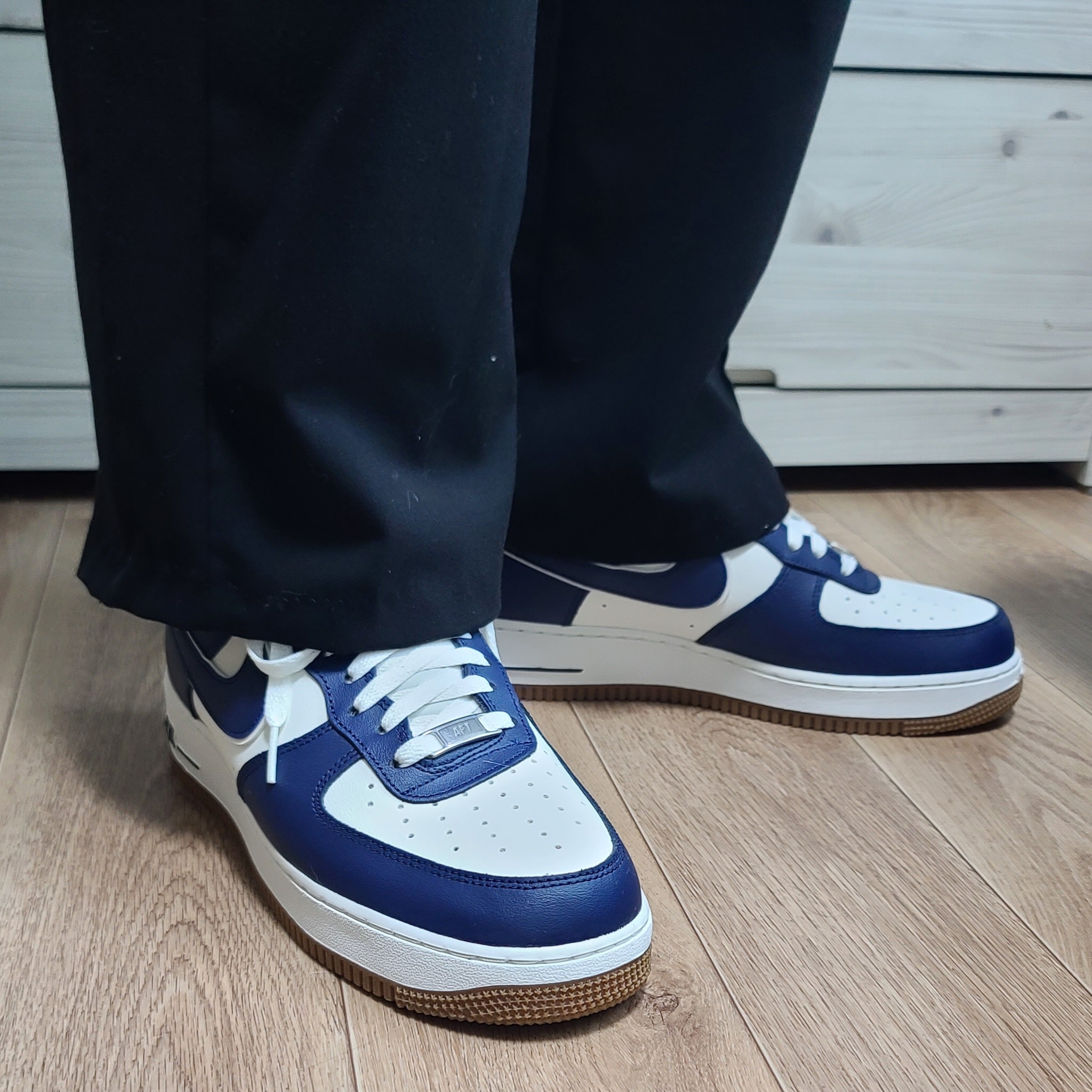 Nike Air Force 1 '07 LV8 Midnight Navy 착용 스타일