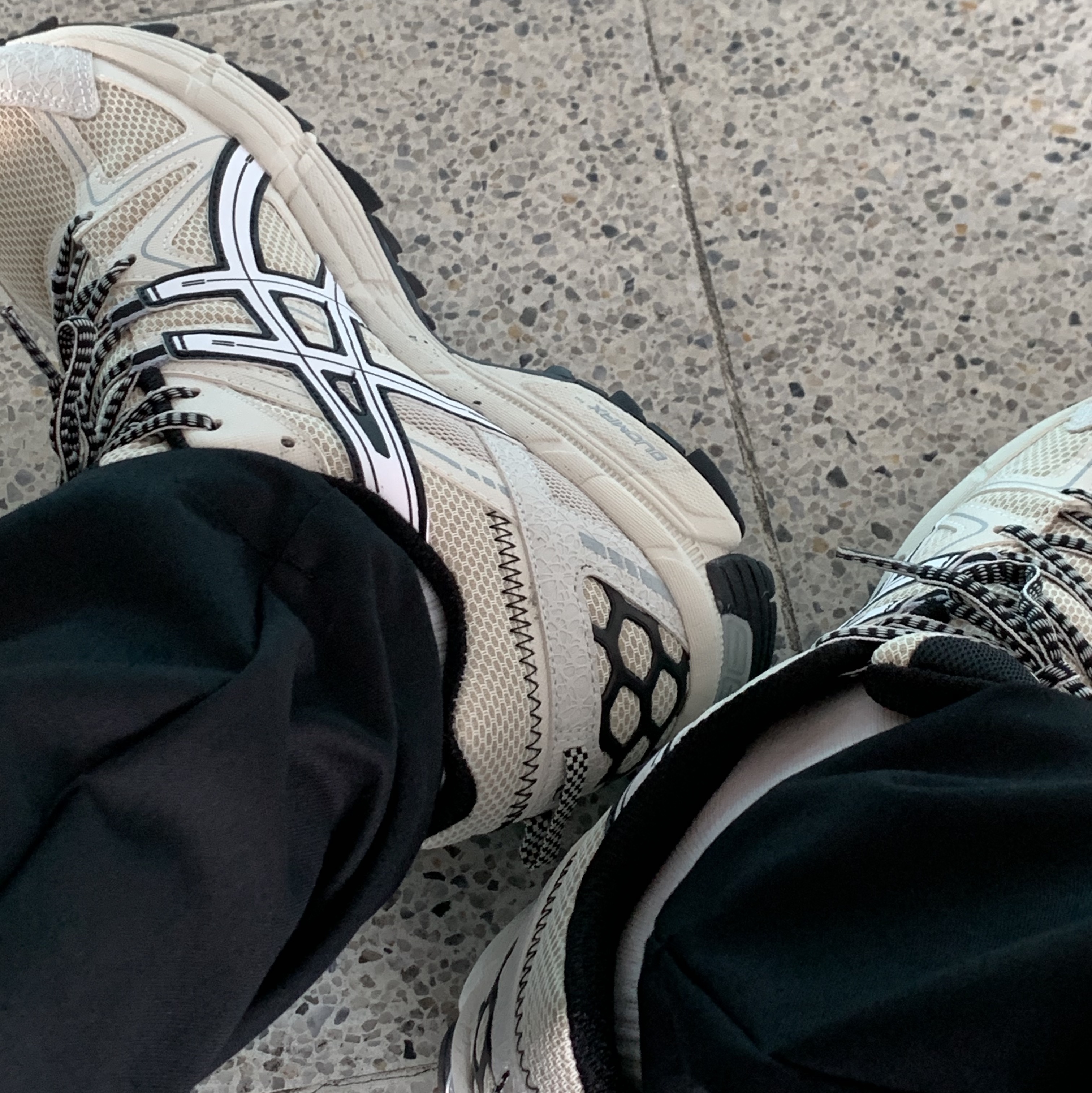 Asics Gel-Kahana 8 Khaki 착용 스타일