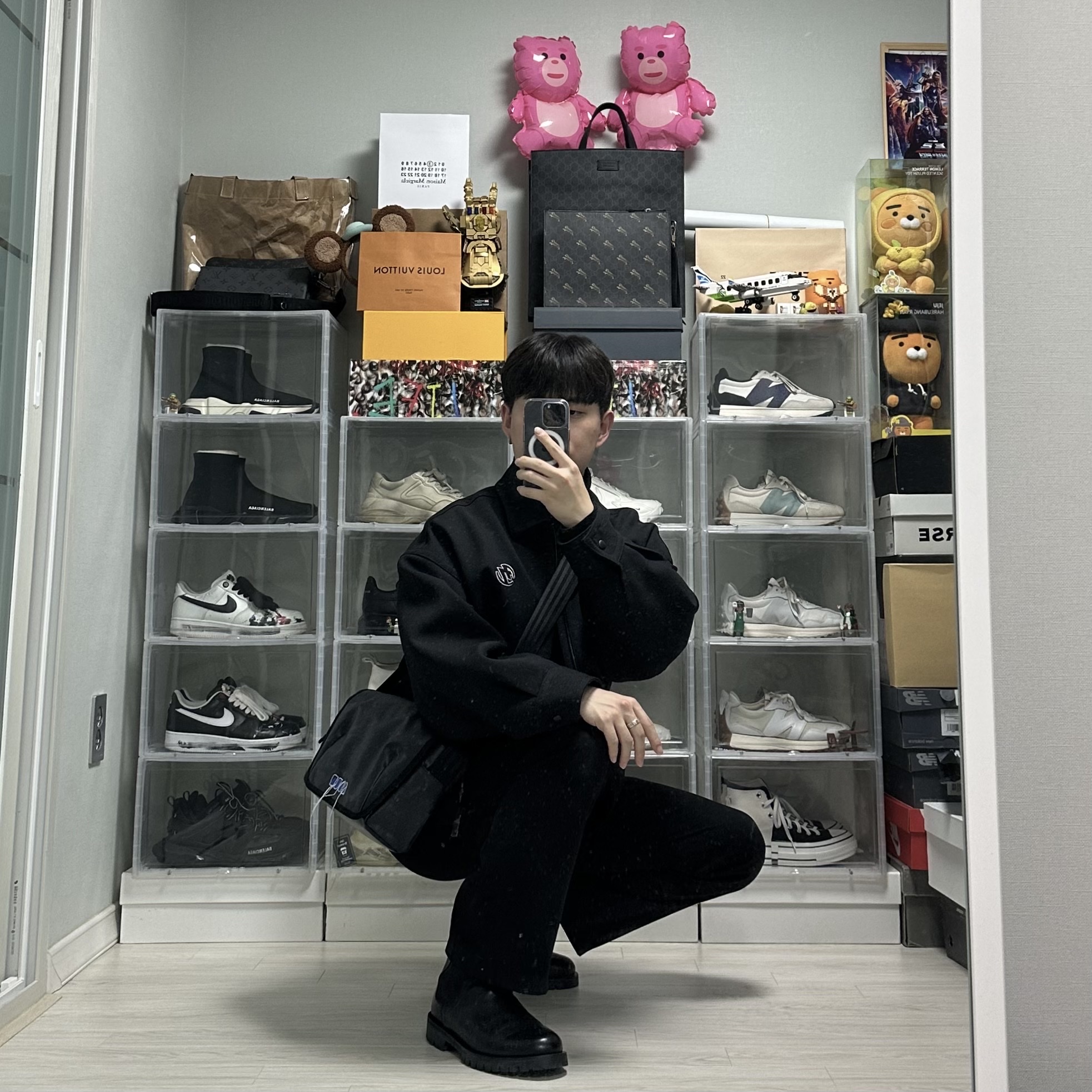 Zara x Ader Error Oversize Collar Bomber Jacket Black, Ader Error Trace Admore Crossbody Bag Black 착용 스타일 - 4