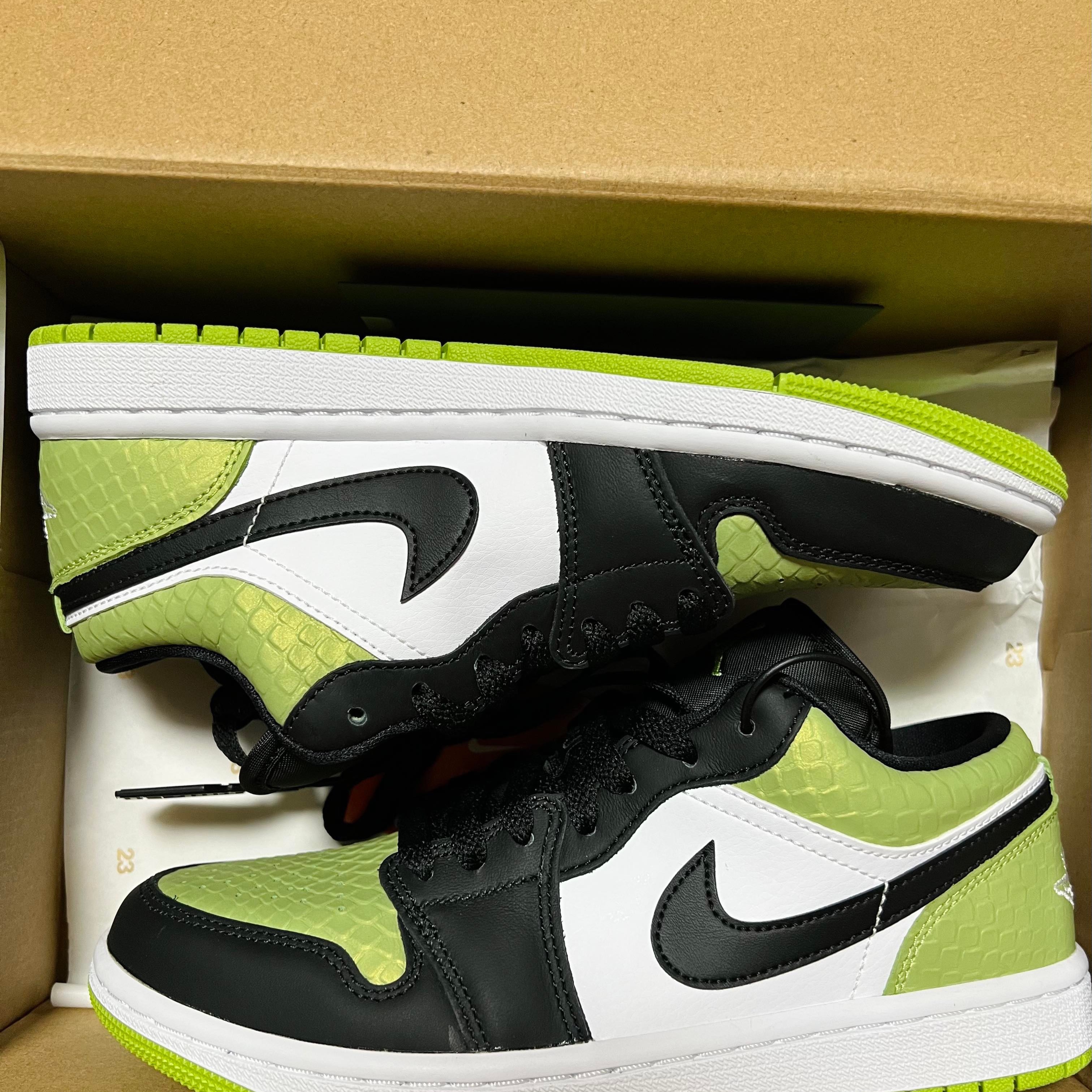 (W) Jordan 1 Low Vivid Green and Black 착용 스타일