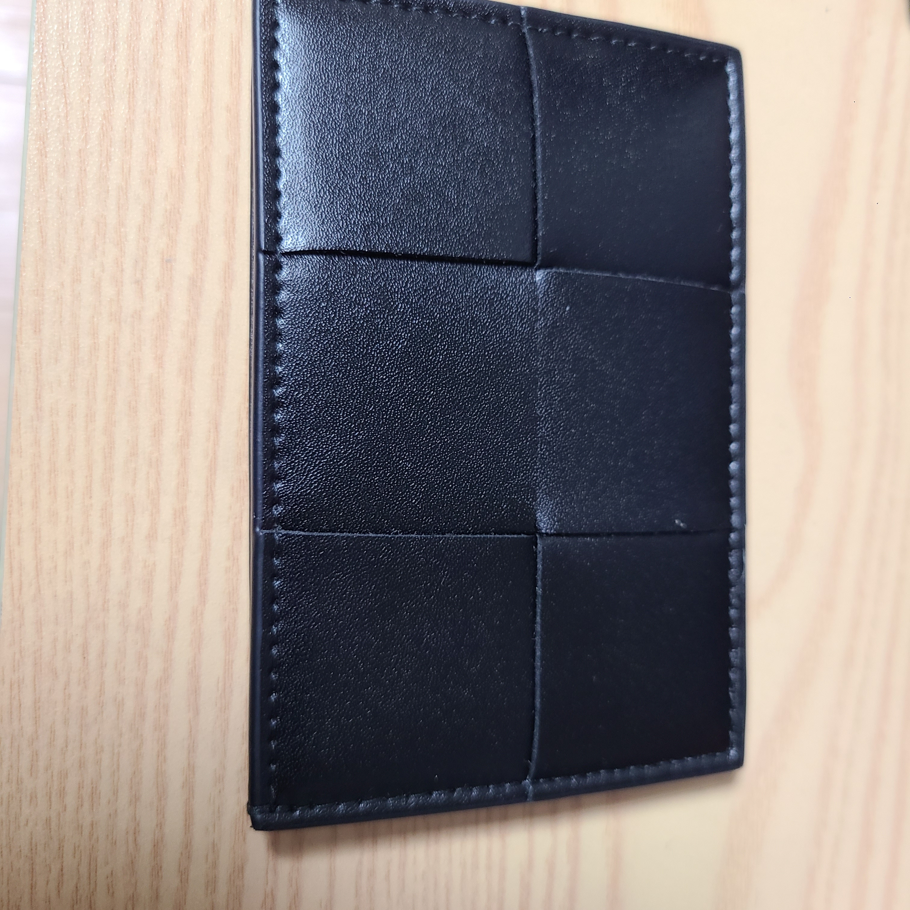 Bottega Veneta Credit Card Case Calfskin Black 착용 스타일