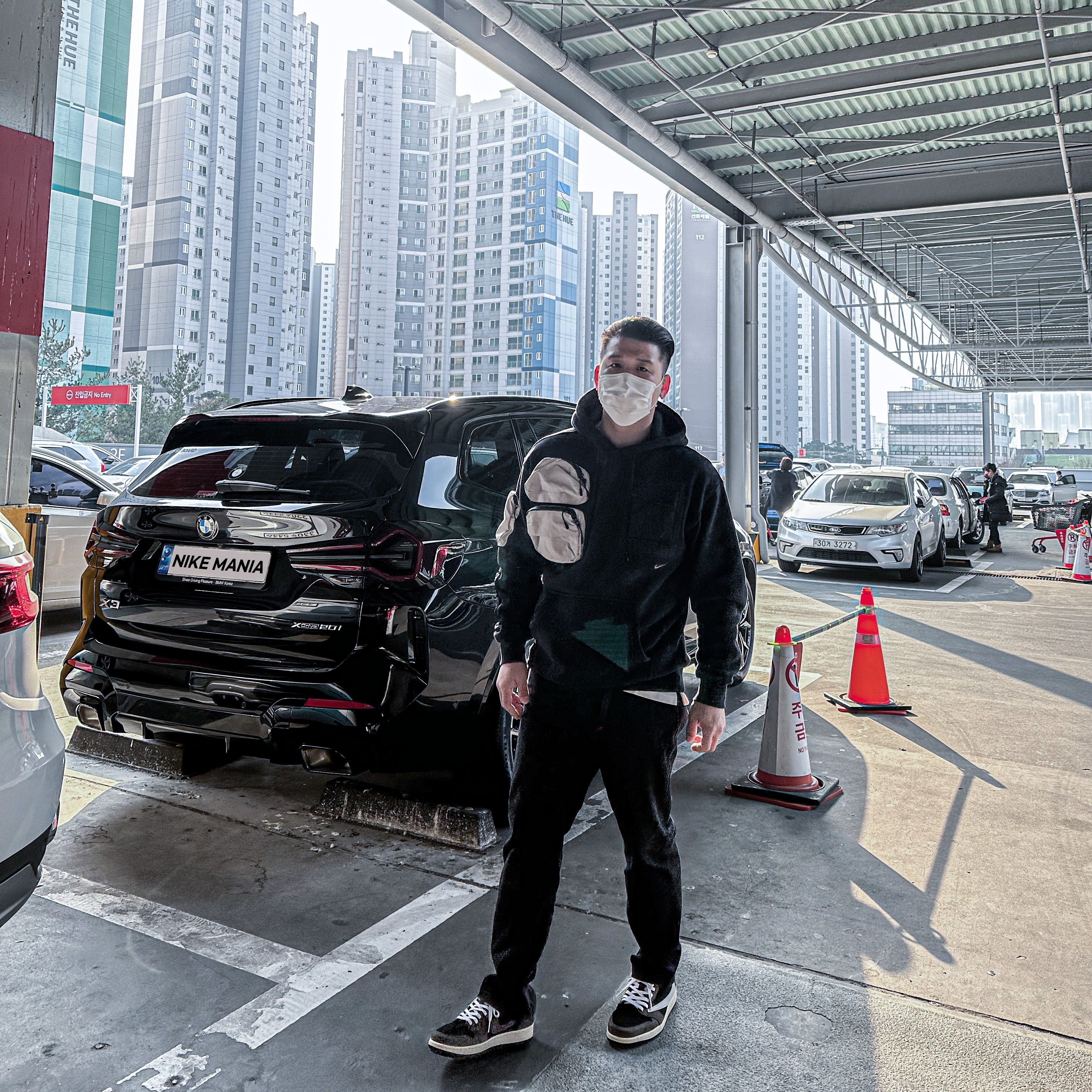 Jordan 1 x Travis Scott Retro Low OG SP Mocha, Nike x Travis Scott NRG AG Utility Hoodie Black 착용 스타일 - 3