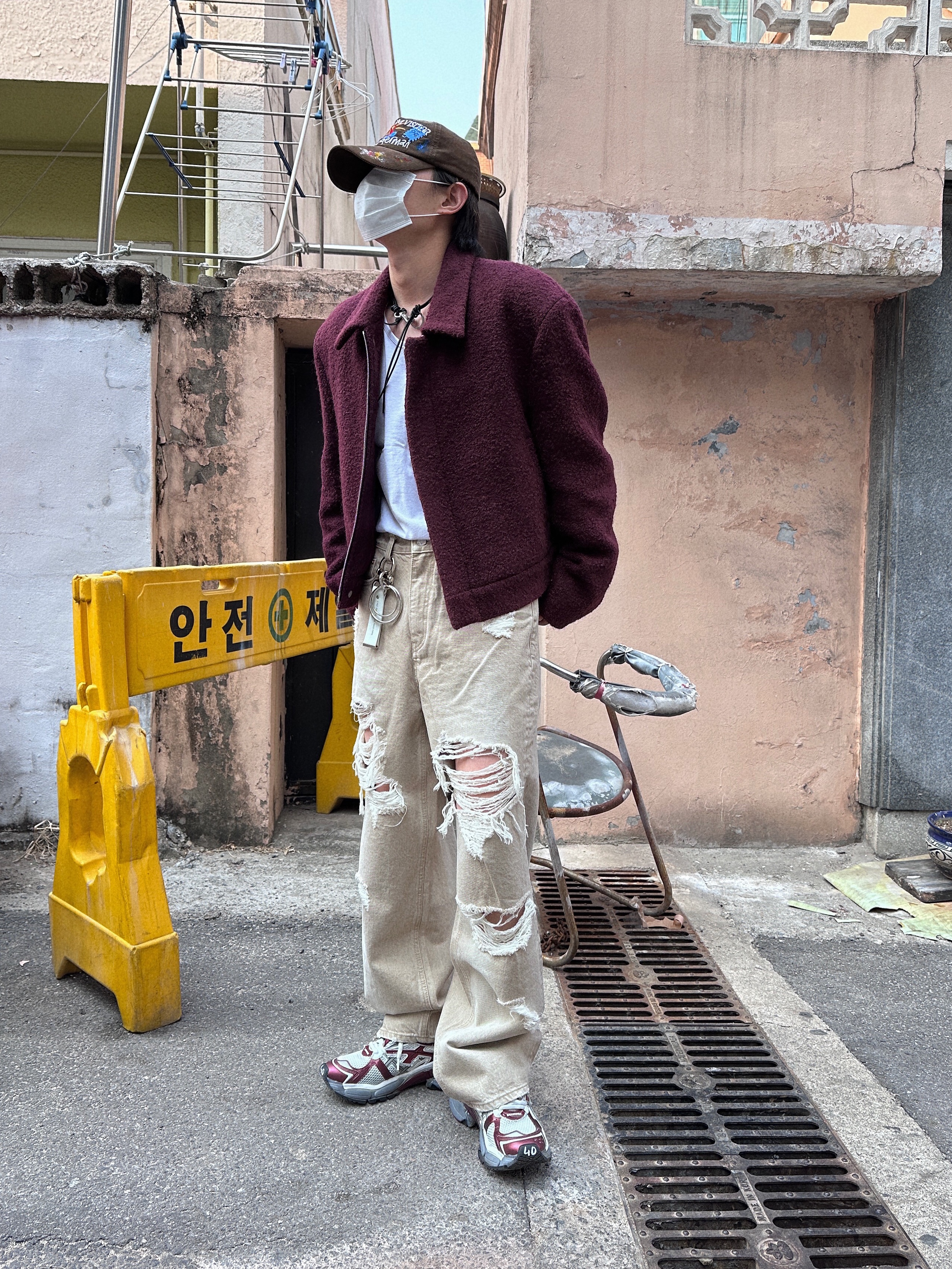 Balenciaga Runner Sneakers Grey Burgundy, The Museum Visitor x Jon Burgerman Hand Painted Pizza & Poch Corduroy Ball Cap Brown 착용 스타일 - 3