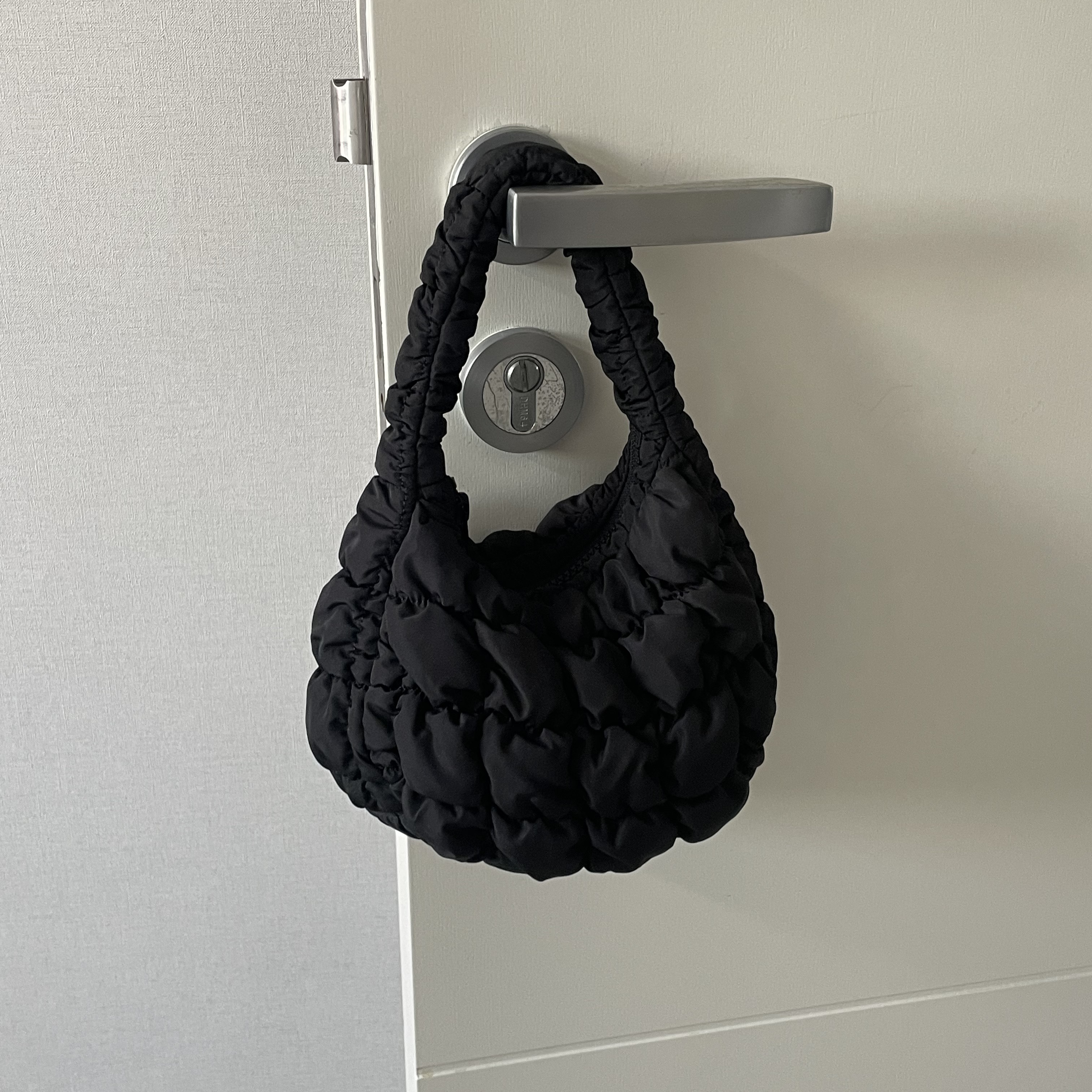 COS Quilted Micro Bag Black 착용 스타일 - 1