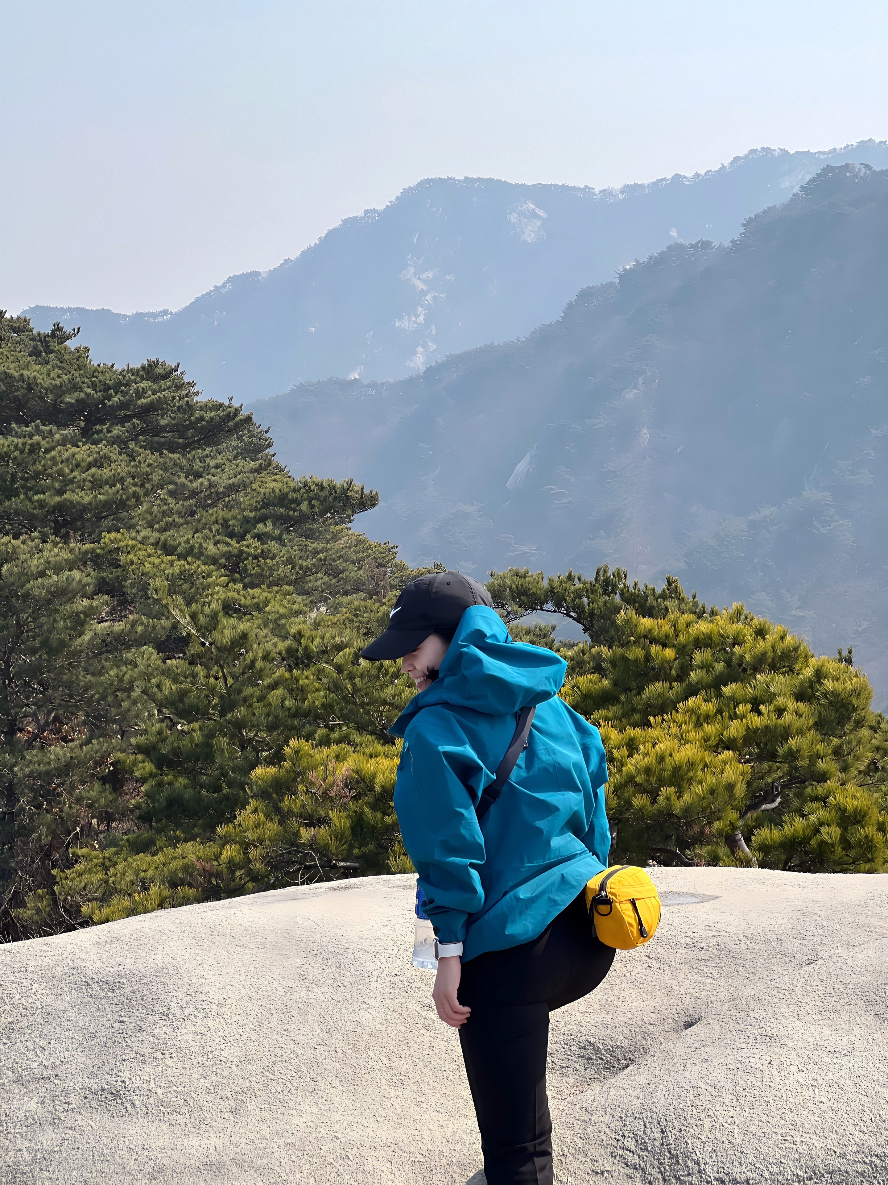 Hoka Kaha 2 Gore-Tex Black, (W) Arc'teryx Alpha SV Jacket Awestruck 착용 스타일 - 2