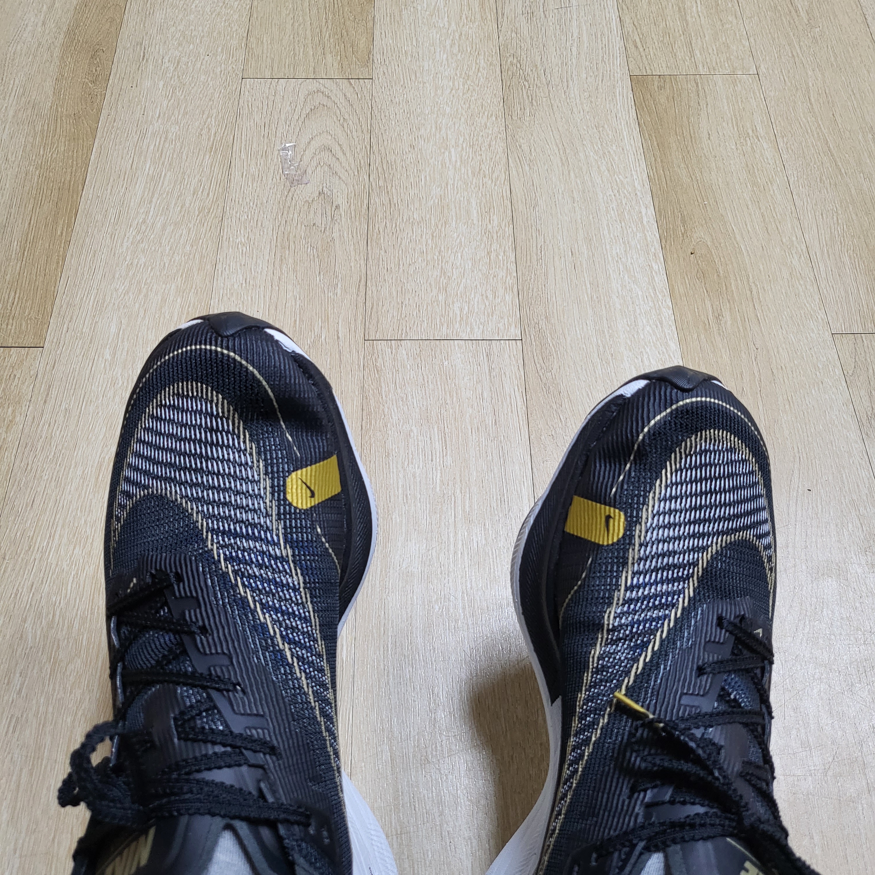 Nike ZoomX Vaporfly Next% 2 Black Gold 착용 스타일