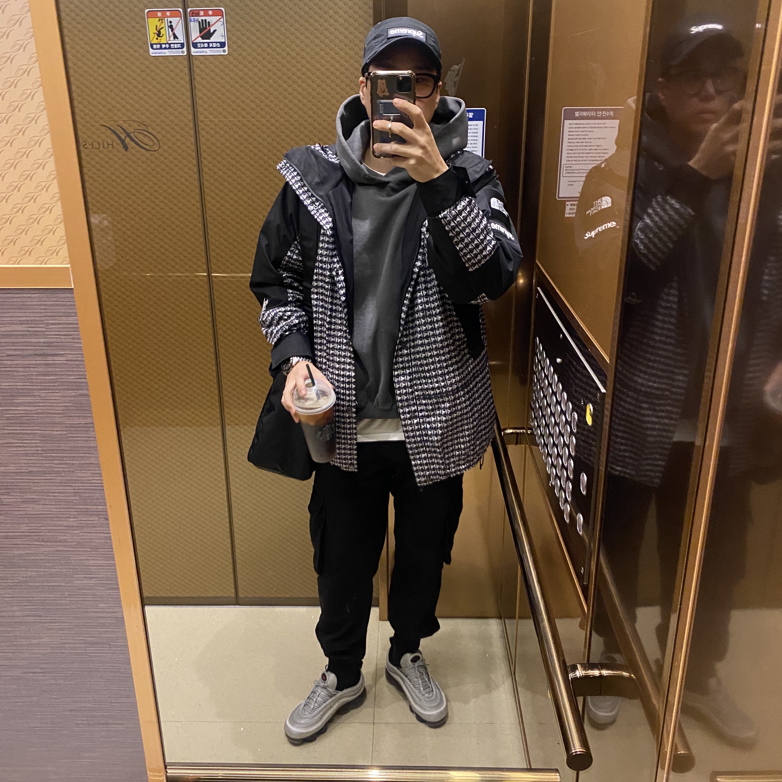 Supreme Military Camp Cap Black - 21FW, Supreme x The North Face Studded Mountain Light Jacket Black - 21SS 착용 스타일