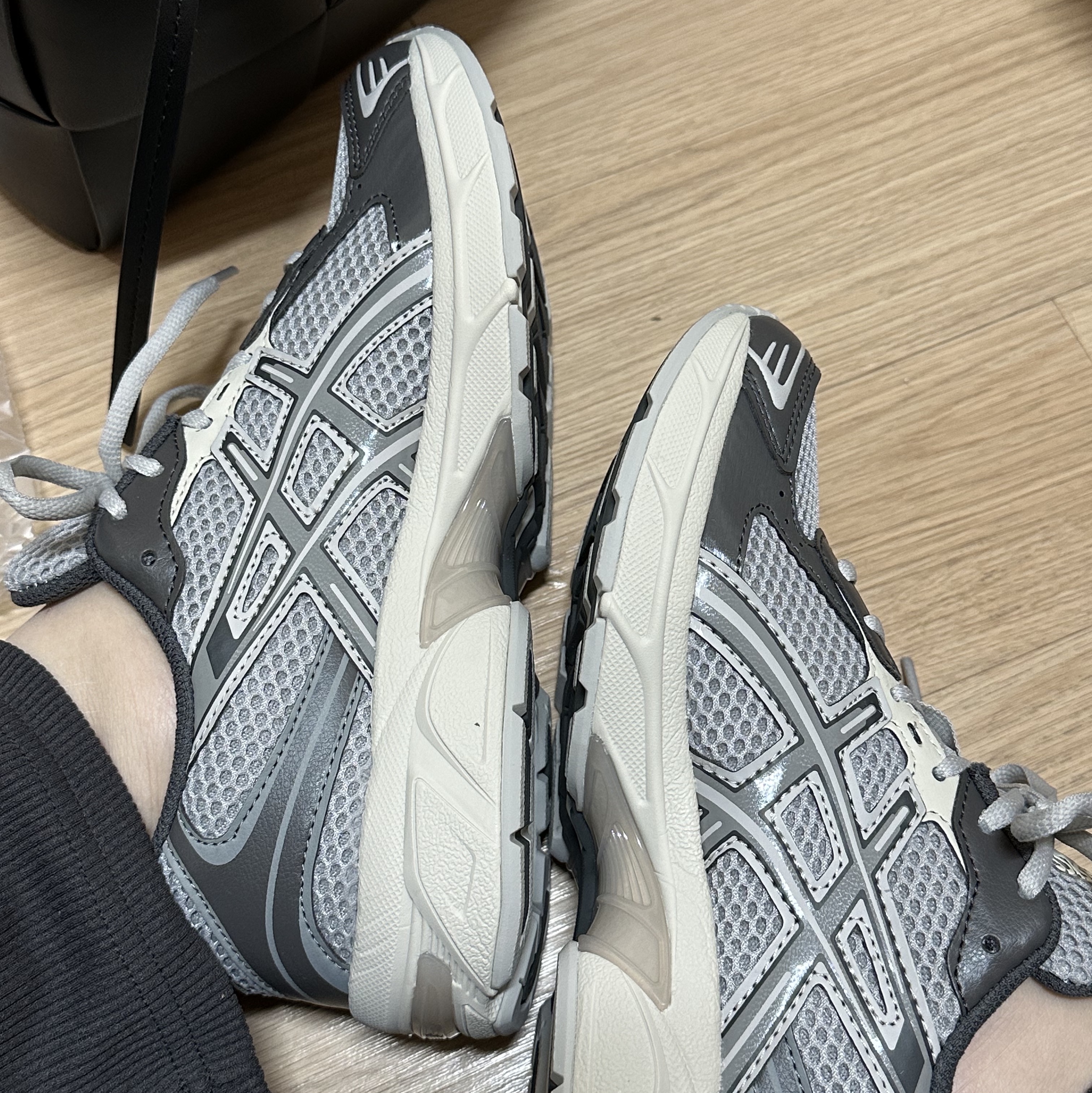 Asics Gel-1130 Oyster Grey Clay Grey 착용 스타일