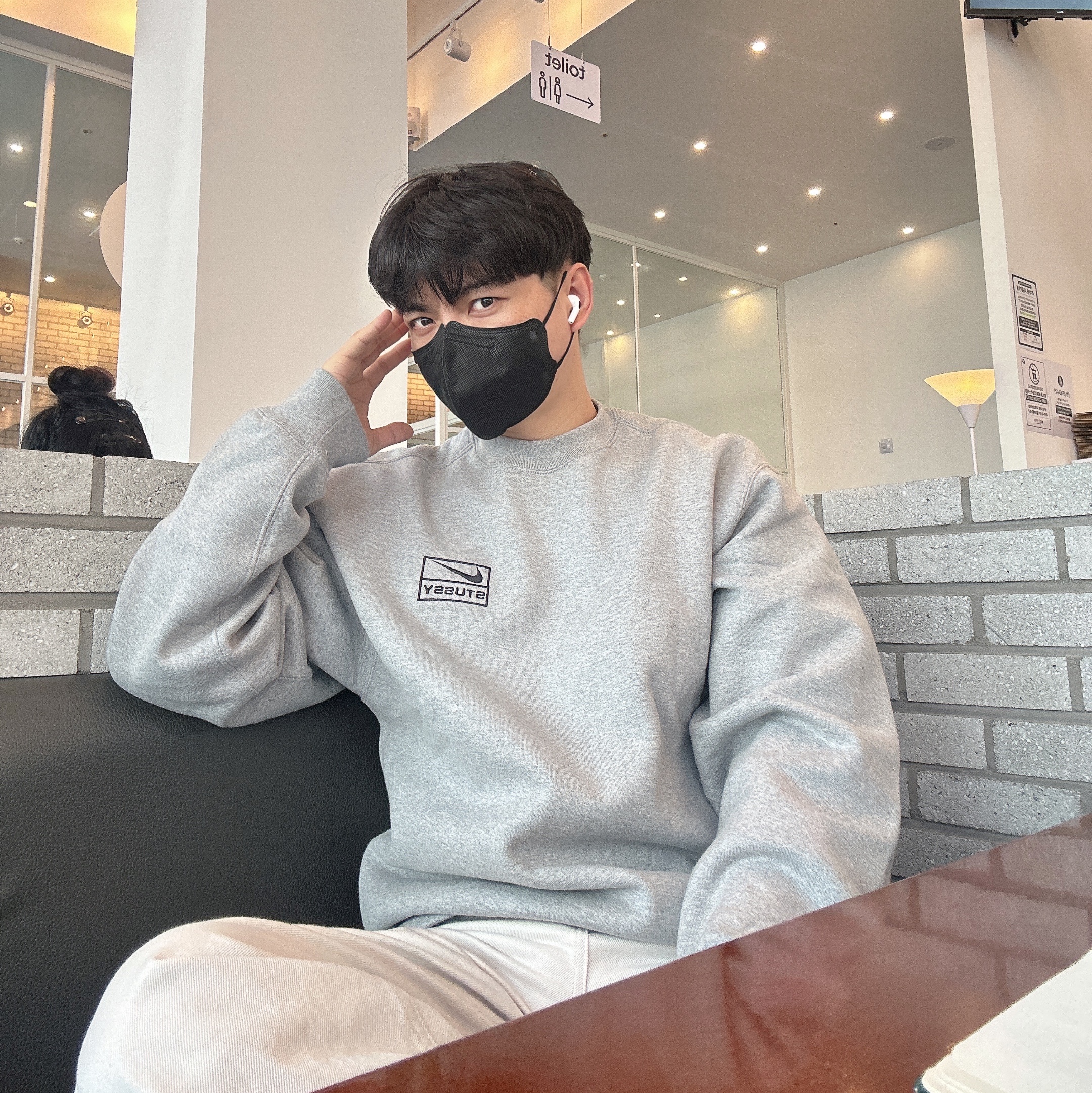 Nike x Stussy NRG Fleece Crewneck Dark Grey Heather (DO9337-063), Nike Air Force 1 '07 WB Flax 착용 스타일 - 2